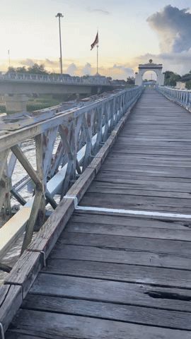 Cây cầu "dài nhất trong lịch sử" trở thành điểm đến hot dịp 30/4: Chúng ta chỉ mất 2 phút để chạy qua, nhưng ông cha ta mất đến 21 năm để nối liền đôi bờ Nam-Bắc!- Ảnh 10. Cây cầu "dài nhất trong lịch sử" trở thành điểm đến hot dịp 30/4: Chúng ta chỉ mất 2 phút để chạy qua, nhưng ông cha ta mất đến 21 năm để nối liền đôi bờ Nam-Bắc!- Ảnh 10.