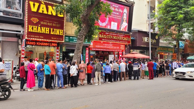 Có 53 chỉ vàng đem bán nhưng người phụ nữ ở Hà Nội khóc ròng vì một lý do- Ảnh 1.