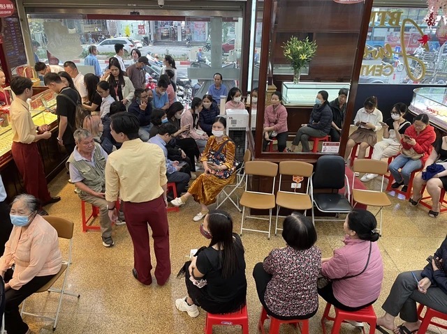 Mua 310 chỉ vàng cất tủ, người đàn ông ở Hà Nội đợi đỉnh đem bán, tiết lộ số tiền lãi khủng- Ảnh 1.