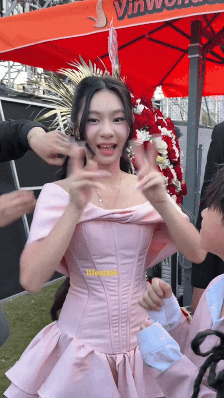 Tiểu thư Việt có bố là đạo diễn phim trăm tỷ từng vào vai "đi bán vé số", giờ “lột xác” khó nhận ra- Ảnh 1. Tiểu thư Việt có bố là đạo diễn phim trăm tỷ từng vào vai "đi bán vé số", giờ “lột xác” khó nhận ra- Ảnh 1.