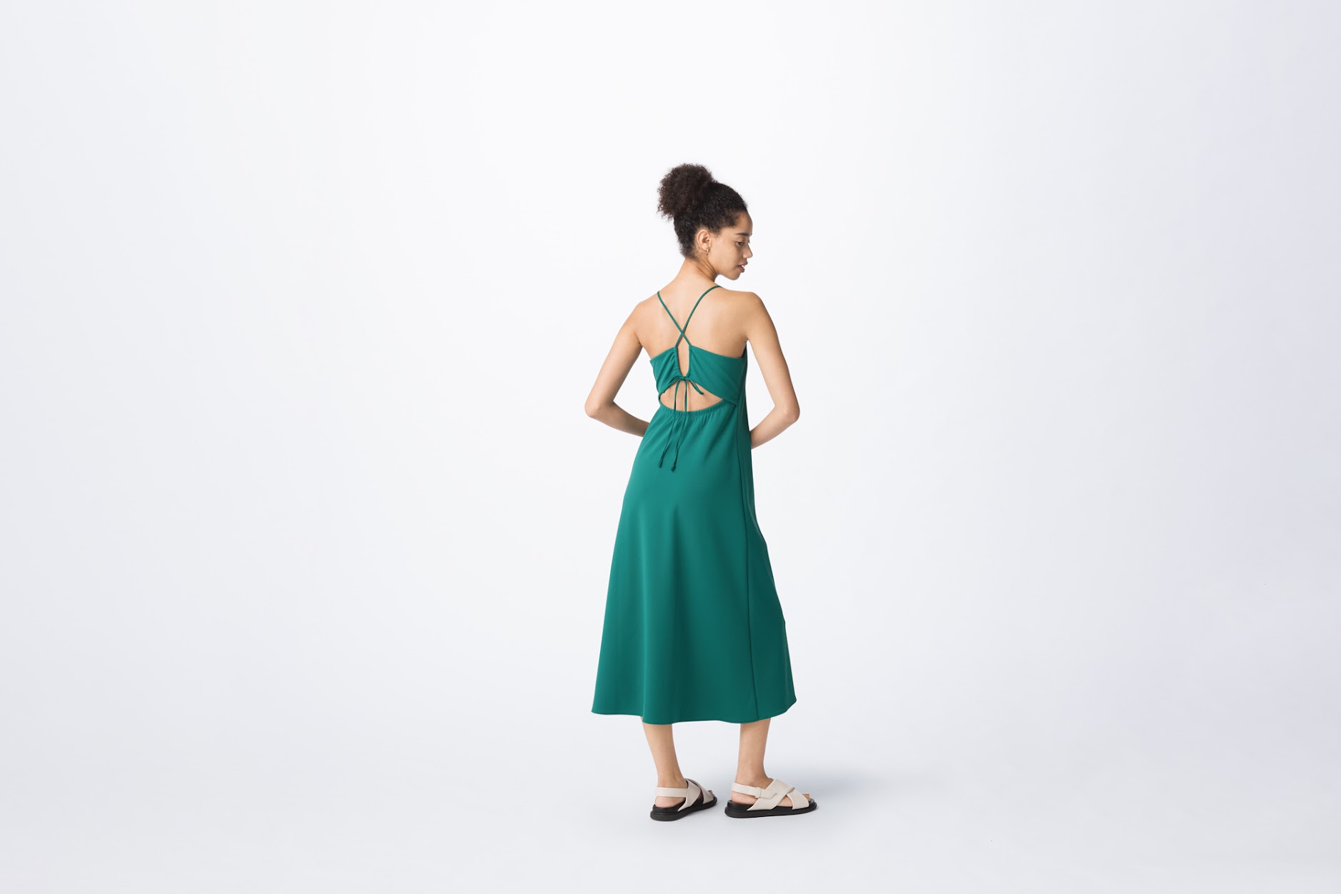Giải mã Bra Top của Uniqlo: Từ chiếc áo dây cúp ngực có thể tháo rời đến biểu tượng vượt thoát khỏi những quy tắc nghiêm ngặt của thời trang- Ảnh 12. Giải mã Bra Top của Uniqlo: Từ chiếc áo dây cúp ngực có thể tháo rời đến biểu tượng vượt thoát khỏi những quy tắc nghiêm ngặt của thời trang- Ảnh 12.