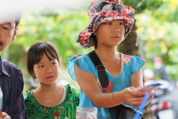 Tiểu thư Việt có bố là đạo diễn phim trăm tỷ từng vào vai "đi bán vé số", giờ “lột xác” khó nhận ra- Ảnh 3. Tiểu thư Việt có bố là đạo diễn phim trăm tỷ từng vào vai "đi bán vé số", giờ “lột xác” khó nhận ra- Ảnh 3.