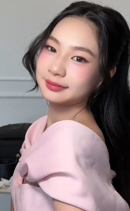 Tiểu thư Việt có bố là đạo diễn phim trăm tỷ từng vào vai "đi bán vé số", giờ “lột xác” khó nhận ra- Ảnh 2. Tiểu thư Việt có bố là đạo diễn phim trăm tỷ từng vào vai "đi bán vé số", giờ “lột xác” khó nhận ra- Ảnh 2.