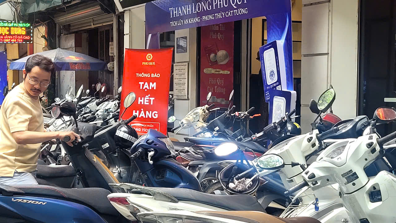 Tiệm báo hết vàng, khách vẫn xếp hàng dài chờ mua- Ảnh 2.
