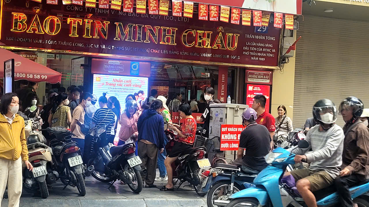 Tiệm báo hết vàng, khách vẫn xếp hàng dài chờ mua- Ảnh 1.