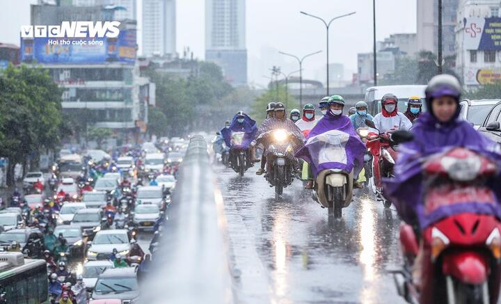 Miền Bắc đón không khí lạnh sau đợt nắng nóng gần 40°C, trời chuyển mưa dông- Ảnh 2.