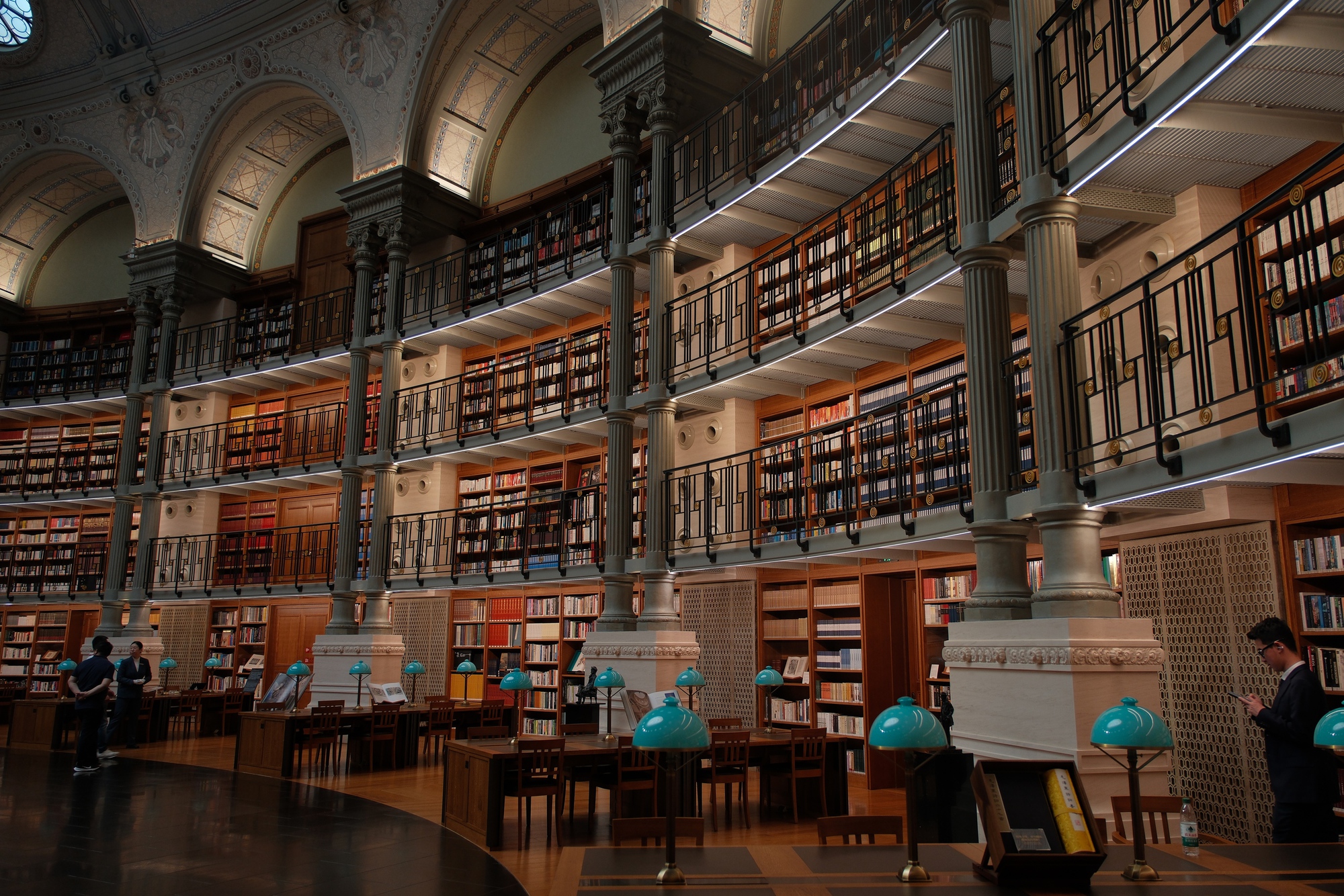 Choáng ngợp thư viện Huawei ở Quảng Đông: Lưu giữ 90.000 đầu sách với 110.000 cuốn, tinh tuyển từ hơn 20.000 nhà xuất bản trên toàn thế giới, bao quát tới 20 ngôn ngữ- Ảnh 4.