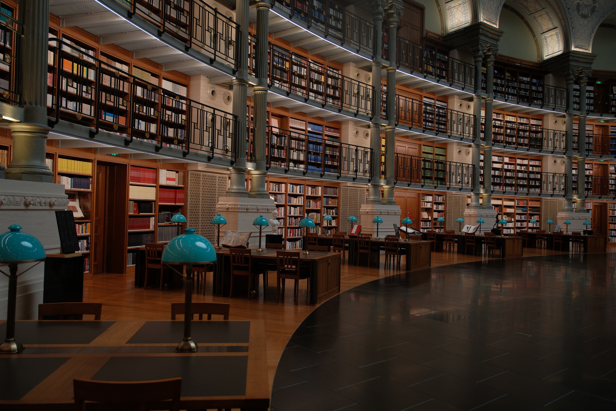 Choáng ngợp thư viện Huawei ở Quảng Đông: Lưu giữ 90.000 đầu sách với 110.000 cuốn, tinh tuyển từ hơn 20.000 nhà xuất bản trên toàn thế giới, bao quát tới 20 ngôn ngữ- Ảnh 3.