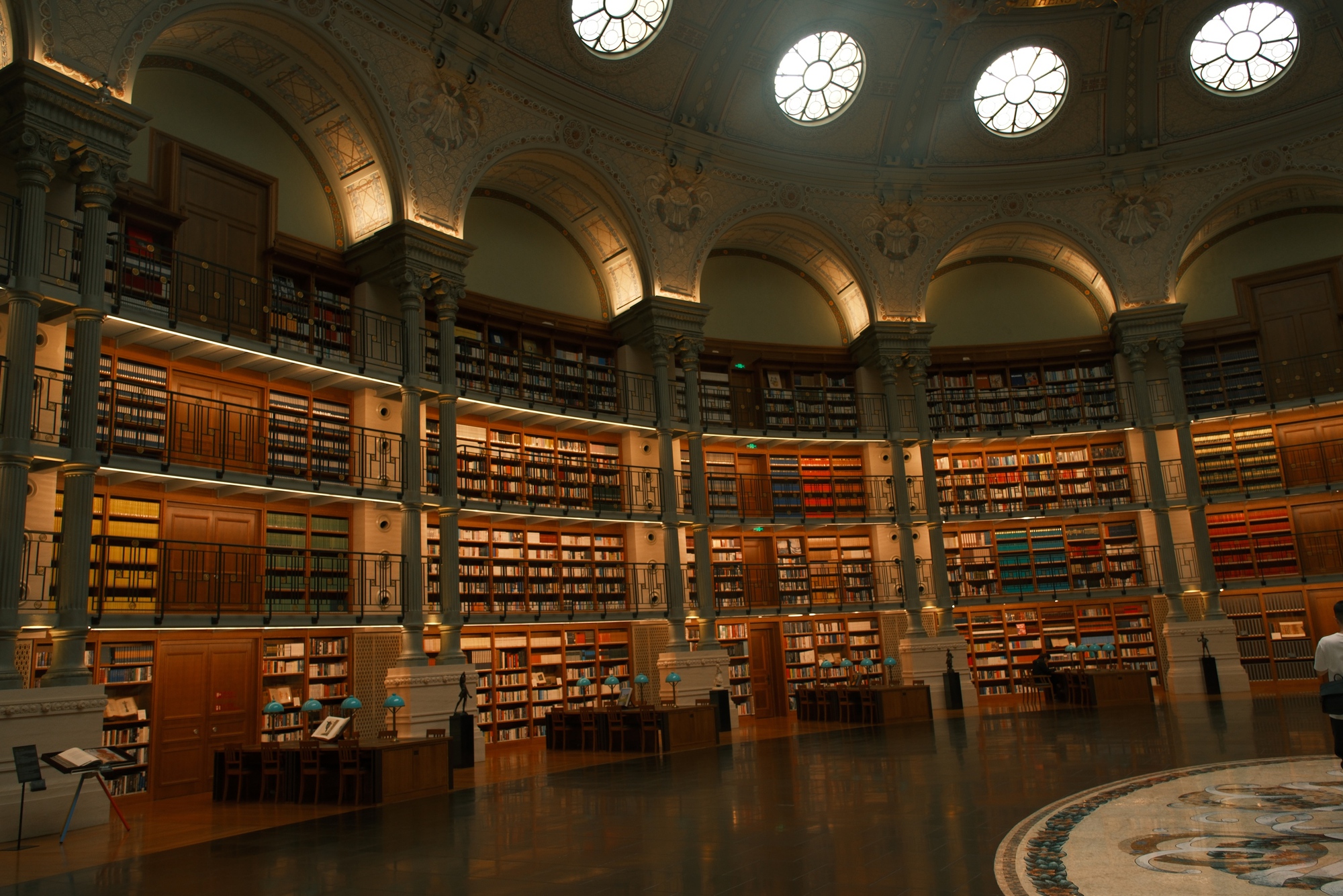 Choáng ngợp thư viện Huawei ở Quảng Đông: Lưu giữ 90.000 đầu sách với 110.000 cuốn, tinh tuyển từ hơn 20.000 nhà xuất bản trên toàn thế giới, bao quát tới 20 ngôn ngữ- Ảnh 10.