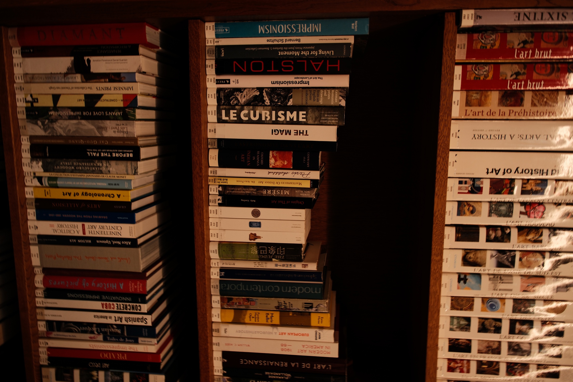 Choáng ngợp thư viện Huawei ở Quảng Đông: Lưu giữ 90.000 đầu sách với 110.000 cuốn, tinh tuyển từ hơn 20.000 nhà xuất bản trên toàn thế giới, bao quát tới 20 ngôn ngữ- Ảnh 11.