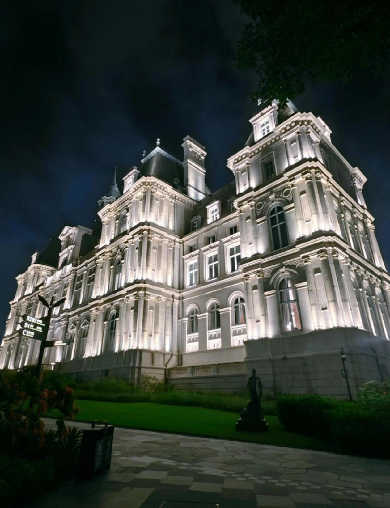 Choáng ngợp thư viện Huawei ở Quảng Đông: Lưu giữ 90.000 đầu sách với 110.000 cuốn, tinh tuyển từ hơn 20.000 nhà xuất bản trên toàn thế giới, bao quát tới 20 ngôn ngữ- Ảnh 1.