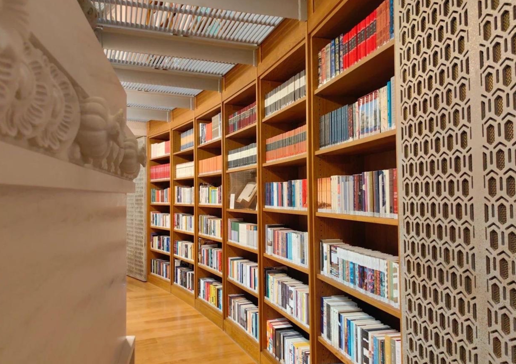 Choáng ngợp thư viện Huawei ở Quảng Đông: Lưu giữ 90.000 đầu sách với 110.000 cuốn, tinh tuyển từ hơn 20.000 nhà xuất bản trên toàn thế giới, bao quát tới 20 ngôn ngữ- Ảnh 12.