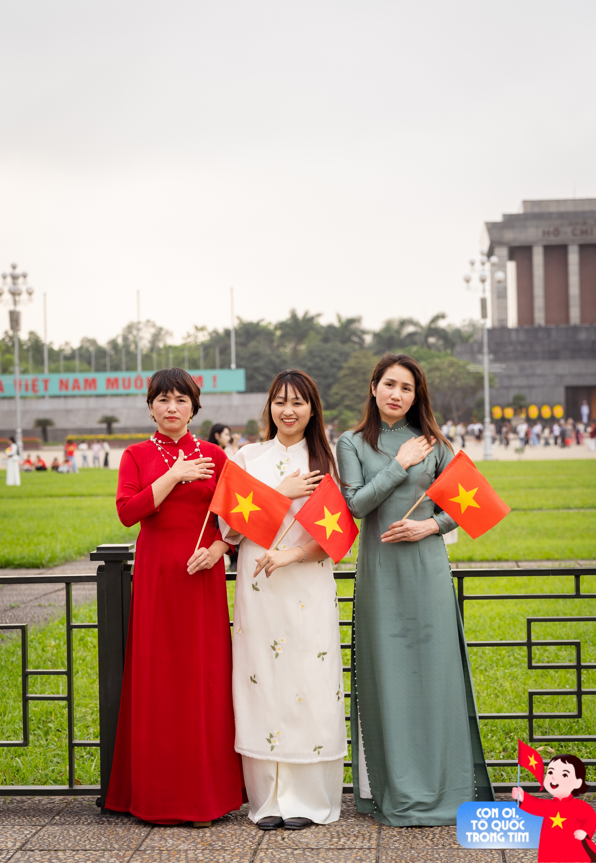 Lăng Bác rộn ràng những ngày tháng Tư lịch sử: Trẻ con thích thú "cosplay" chú bộ đội, người lớn xúng xính áo dài check-in bên lá cờ Tổ quốc!- Ảnh 21. Lăng Bác rộn ràng những ngày tháng Tư lịch sử: Trẻ con thích thú "cosplay" chú bộ đội, người lớn xúng xính áo dài check-in bên lá cờ Tổ quốc!- Ảnh 21.