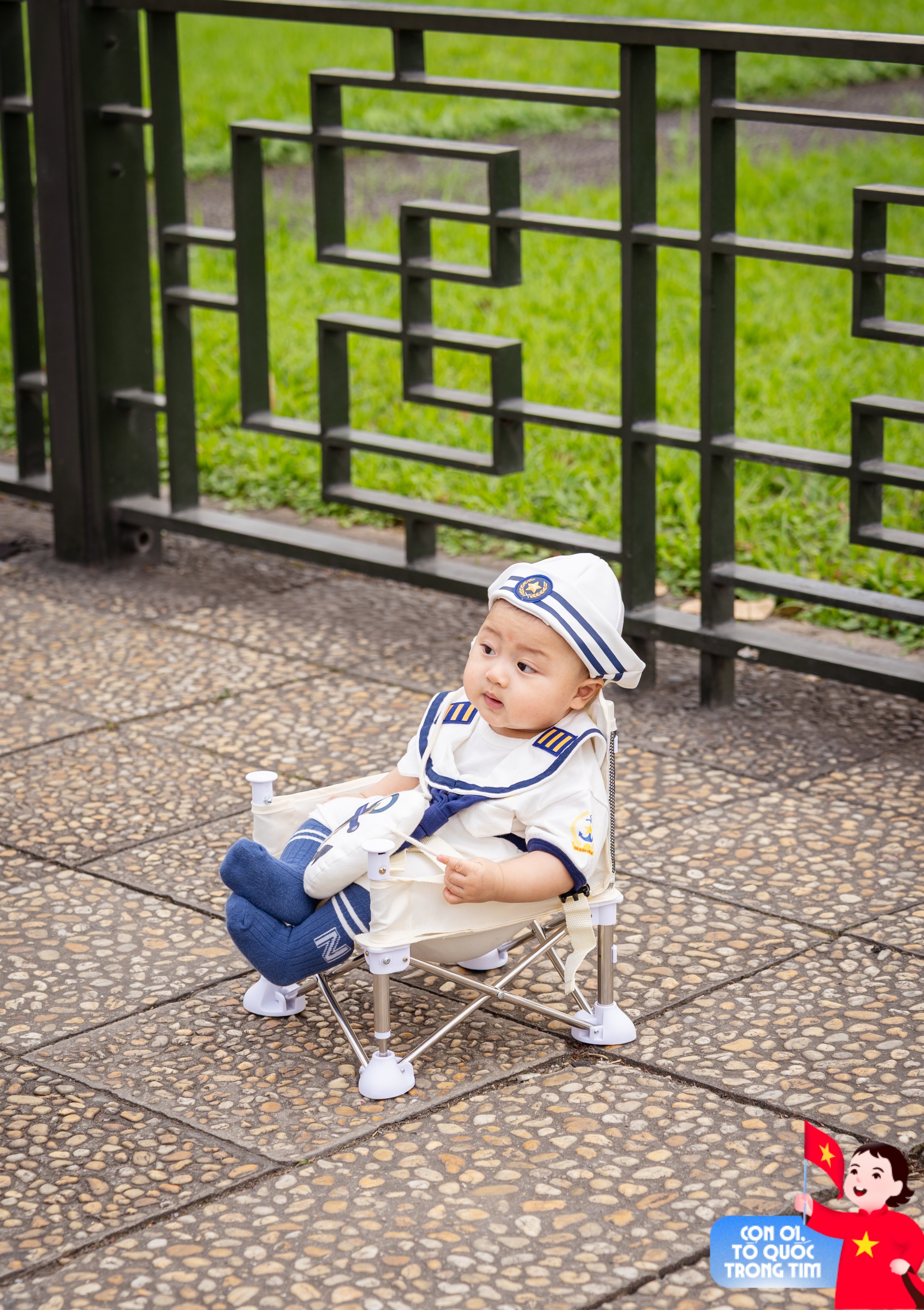 Lăng Bác rộn ràng những ngày tháng Tư lịch sử: Trẻ con thích thú "cosplay" chú bộ đội, người lớn xúng xính áo dài check-in bên lá cờ Tổ quốc!- Ảnh 8. Lăng Bác rộn ràng những ngày tháng Tư lịch sử: Trẻ con thích thú "cosplay" chú bộ đội, người lớn xúng xính áo dài check-in bên lá cờ Tổ quốc!- Ảnh 8.