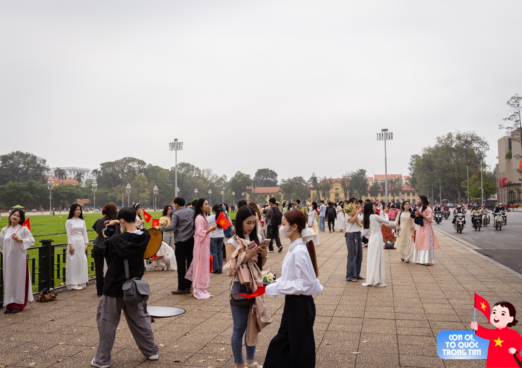 Lăng Bác rộn ràng những ngày tháng Tư lịch sử: Trẻ con thích thú "cosplay" chú bộ đội, người lớn xúng xính áo dài check-in bên lá cờ Tổ quốc!- Ảnh 3. Lăng Bác rộn ràng những ngày tháng Tư lịch sử: Trẻ con thích thú "cosplay" chú bộ đội, người lớn xúng xính áo dài check-in bên lá cờ Tổ quốc!- Ảnh 3.