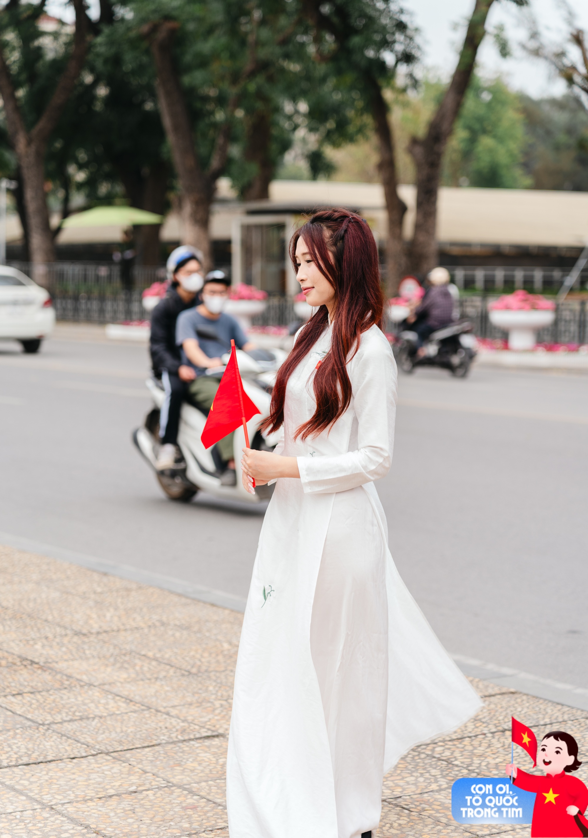 Lăng Bác rộn ràng những ngày tháng Tư lịch sử: Trẻ con thích thú "cosplay" chú bộ đội, người lớn xúng xính áo dài check-in bên lá cờ Tổ quốc!- Ảnh 16. Lăng Bác rộn ràng những ngày tháng Tư lịch sử: Trẻ con thích thú "cosplay" chú bộ đội, người lớn xúng xính áo dài check-in bên lá cờ Tổ quốc!- Ảnh 16.