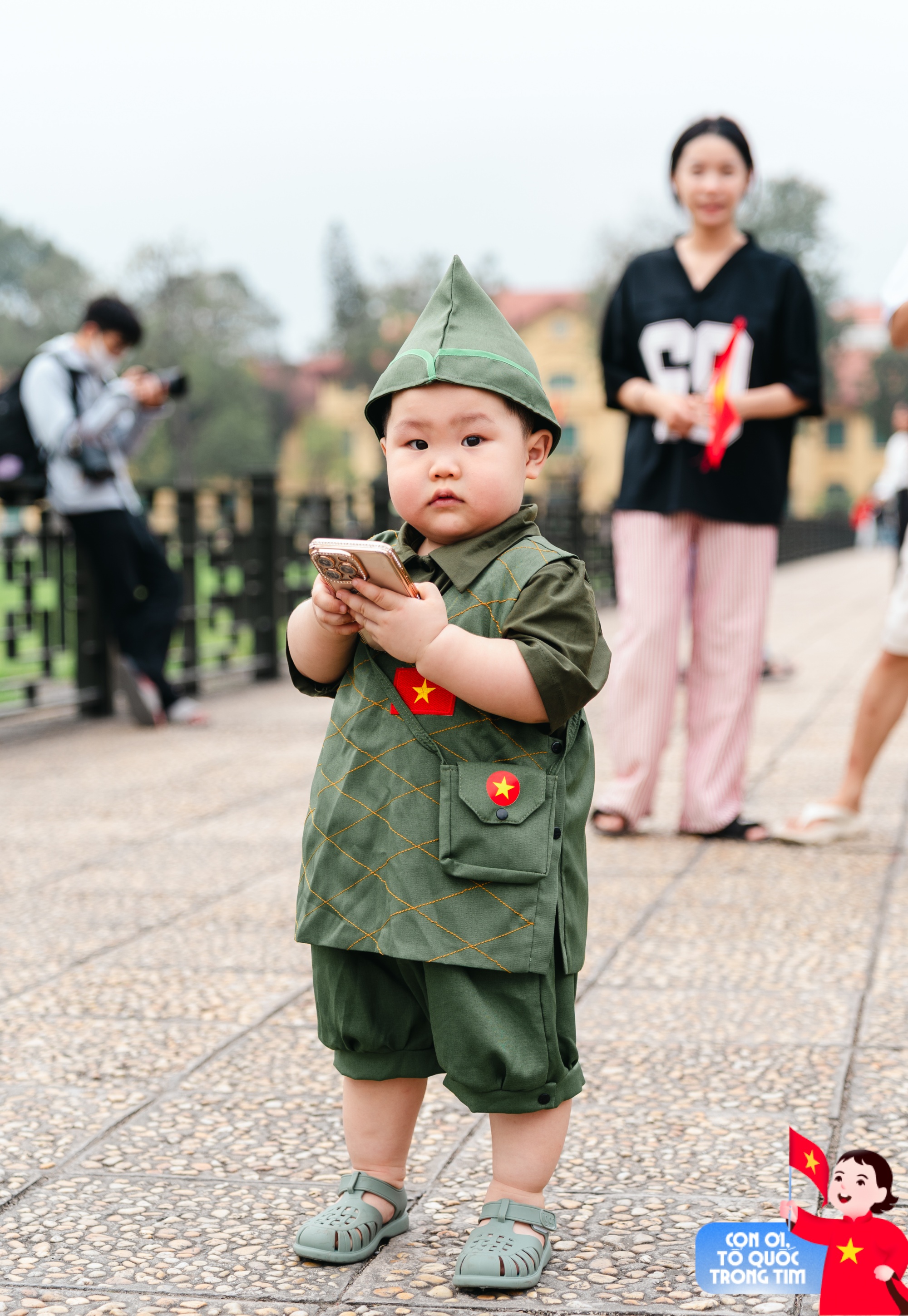 Lăng Bác rộn ràng những ngày tháng Tư lịch sử: Trẻ con thích thú "cosplay" chú bộ đội, người lớn xúng xính áo dài check-in bên lá cờ Tổ quốc!- Ảnh 6. Lăng Bác rộn ràng những ngày tháng Tư lịch sử: Trẻ con thích thú "cosplay" chú bộ đội, người lớn xúng xính áo dài check-in bên lá cờ Tổ quốc!- Ảnh 6.