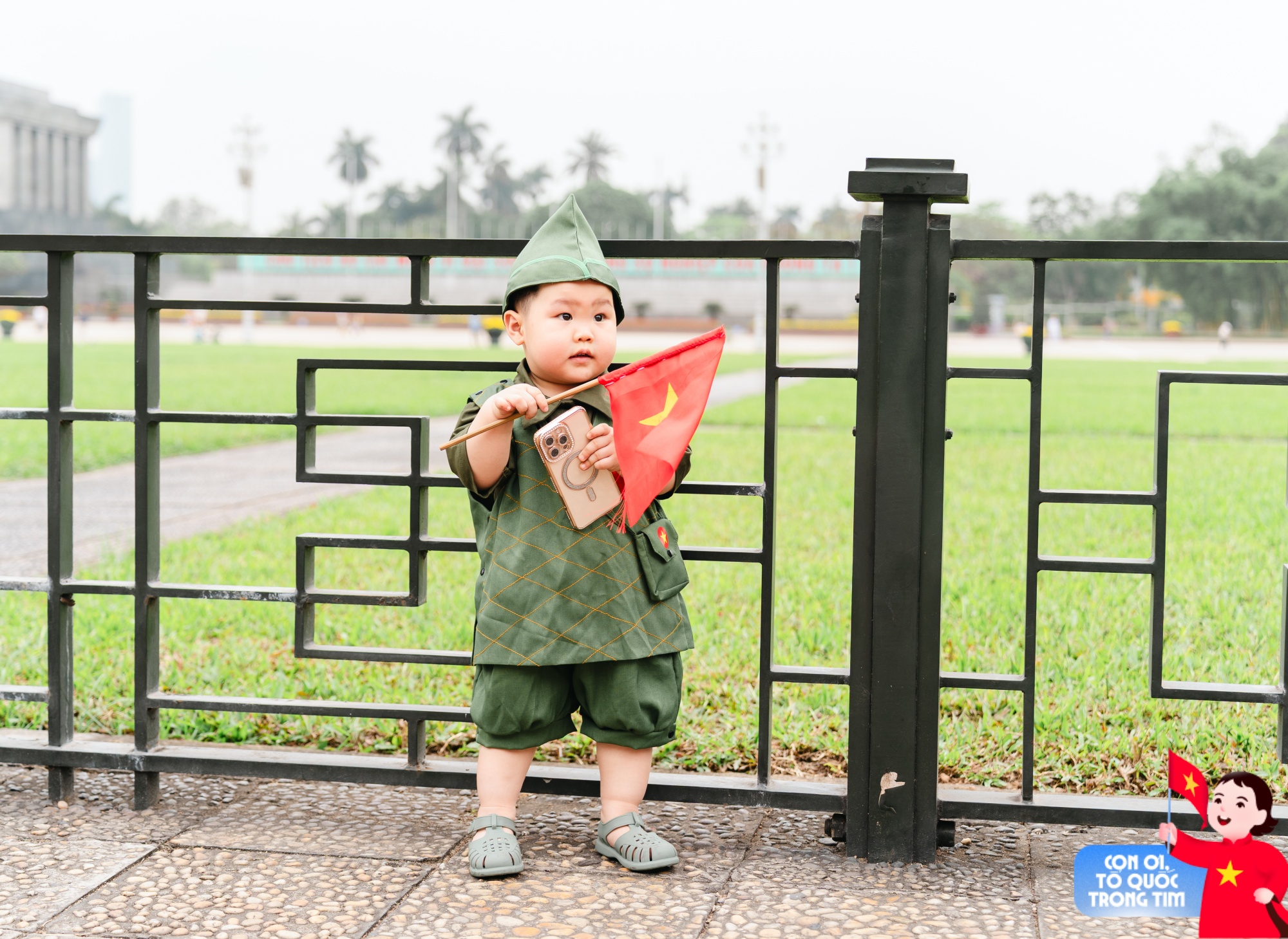 Lăng Bác rộn ràng những ngày tháng Tư lịch sử: Trẻ con thích thú "cosplay" chú bộ đội, người lớn xúng xính áo dài check-in bên lá cờ Tổ quốc!- Ảnh 7. Lăng Bác rộn ràng những ngày tháng Tư lịch sử: Trẻ con thích thú "cosplay" chú bộ đội, người lớn xúng xính áo dài check-in bên lá cờ Tổ quốc!- Ảnh 7.