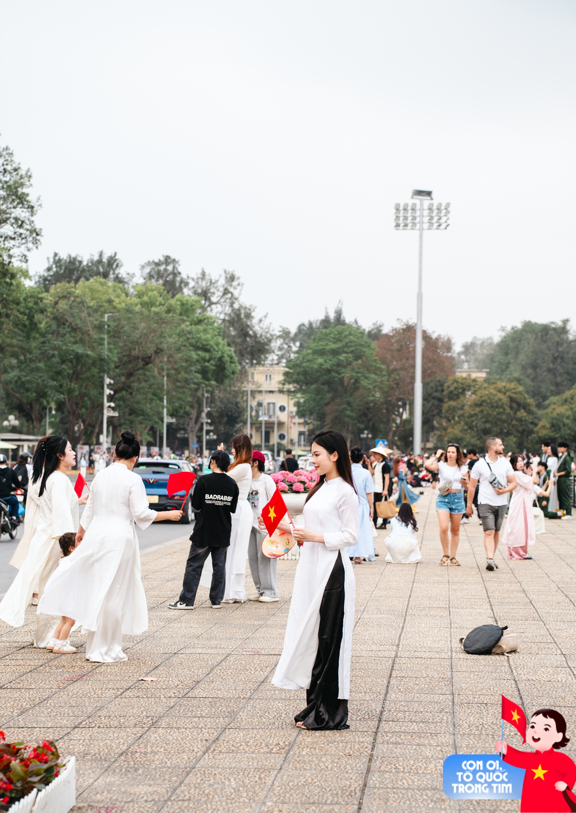Lăng Bác rộn ràng những ngày tháng Tư lịch sử: Trẻ con thích thú "cosplay" chú bộ đội, người lớn xúng xính áo dài check-in bên lá cờ Tổ quốc!- Ảnh 19. Lăng Bác rộn ràng những ngày tháng Tư lịch sử: Trẻ con thích thú "cosplay" chú bộ đội, người lớn xúng xính áo dài check-in bên lá cờ Tổ quốc!- Ảnh 19.