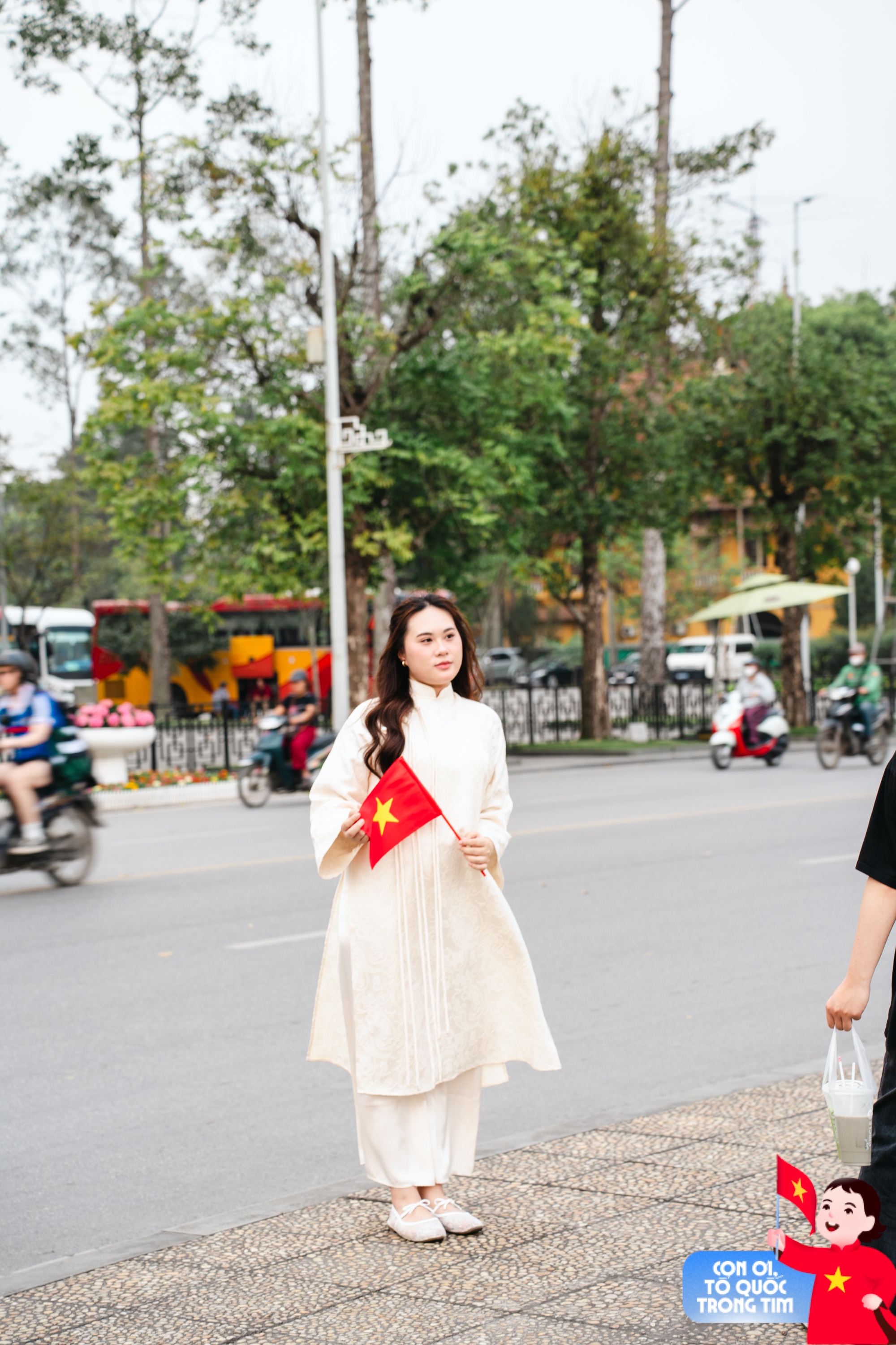 Lăng Bác rộn ràng những ngày tháng Tư lịch sử: Trẻ con thích thú "cosplay" chú bộ đội, người lớn xúng xính áo dài check-in bên lá cờ Tổ quốc!- Ảnh 20. Lăng Bác rộn ràng những ngày tháng Tư lịch sử: Trẻ con thích thú "cosplay" chú bộ đội, người lớn xúng xính áo dài check-in bên lá cờ Tổ quốc!- Ảnh 20.