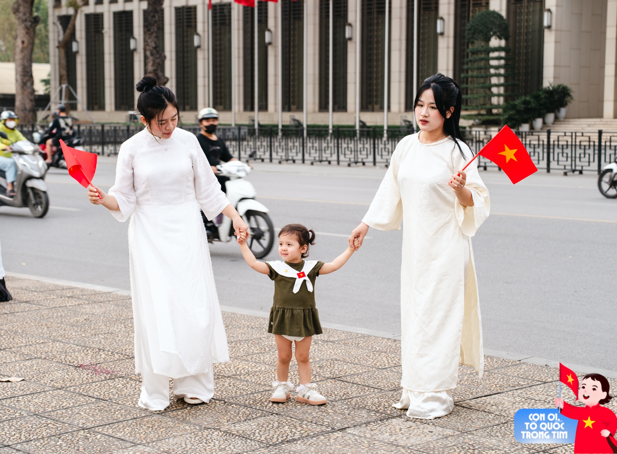 Lăng Bác rộn ràng những ngày tháng Tư lịch sử: Trẻ con thích thú "cosplay" chú bộ đội, người lớn xúng xính áo dài check-in bên lá cờ Tổ quốc!- Ảnh 10. Lăng Bác rộn ràng những ngày tháng Tư lịch sử: Trẻ con thích thú "cosplay" chú bộ đội, người lớn xúng xính áo dài check-in bên lá cờ Tổ quốc!- Ảnh 10.