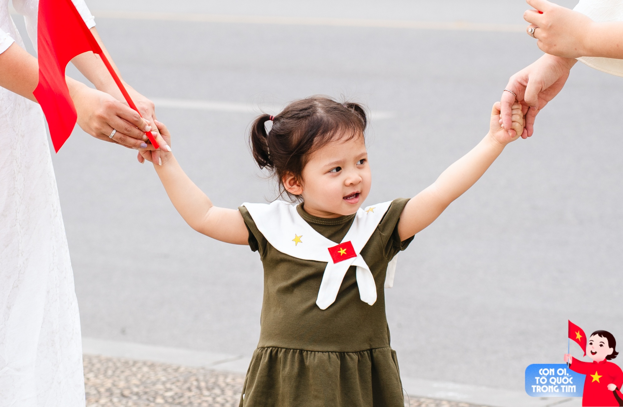 Lăng Bác rộn ràng những ngày tháng Tư lịch sử: Trẻ con thích thú "cosplay" chú bộ đội, người lớn xúng xính áo dài check-in bên lá cờ Tổ quốc!- Ảnh 9. Lăng Bác rộn ràng những ngày tháng Tư lịch sử: Trẻ con thích thú "cosplay" chú bộ đội, người lớn xúng xính áo dài check-in bên lá cờ Tổ quốc!- Ảnh 9.