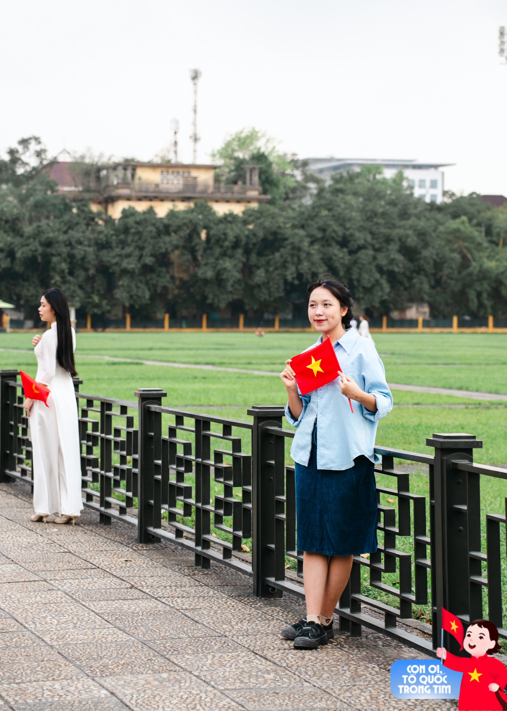 Lăng Bác rộn ràng những ngày tháng Tư lịch sử: Trẻ con thích thú "cosplay" chú bộ đội, người lớn xúng xính áo dài check-in bên lá cờ Tổ quốc!- Ảnh 17. Lăng Bác rộn ràng những ngày tháng Tư lịch sử: Trẻ con thích thú "cosplay" chú bộ đội, người lớn xúng xính áo dài check-in bên lá cờ Tổ quốc!- Ảnh 17.