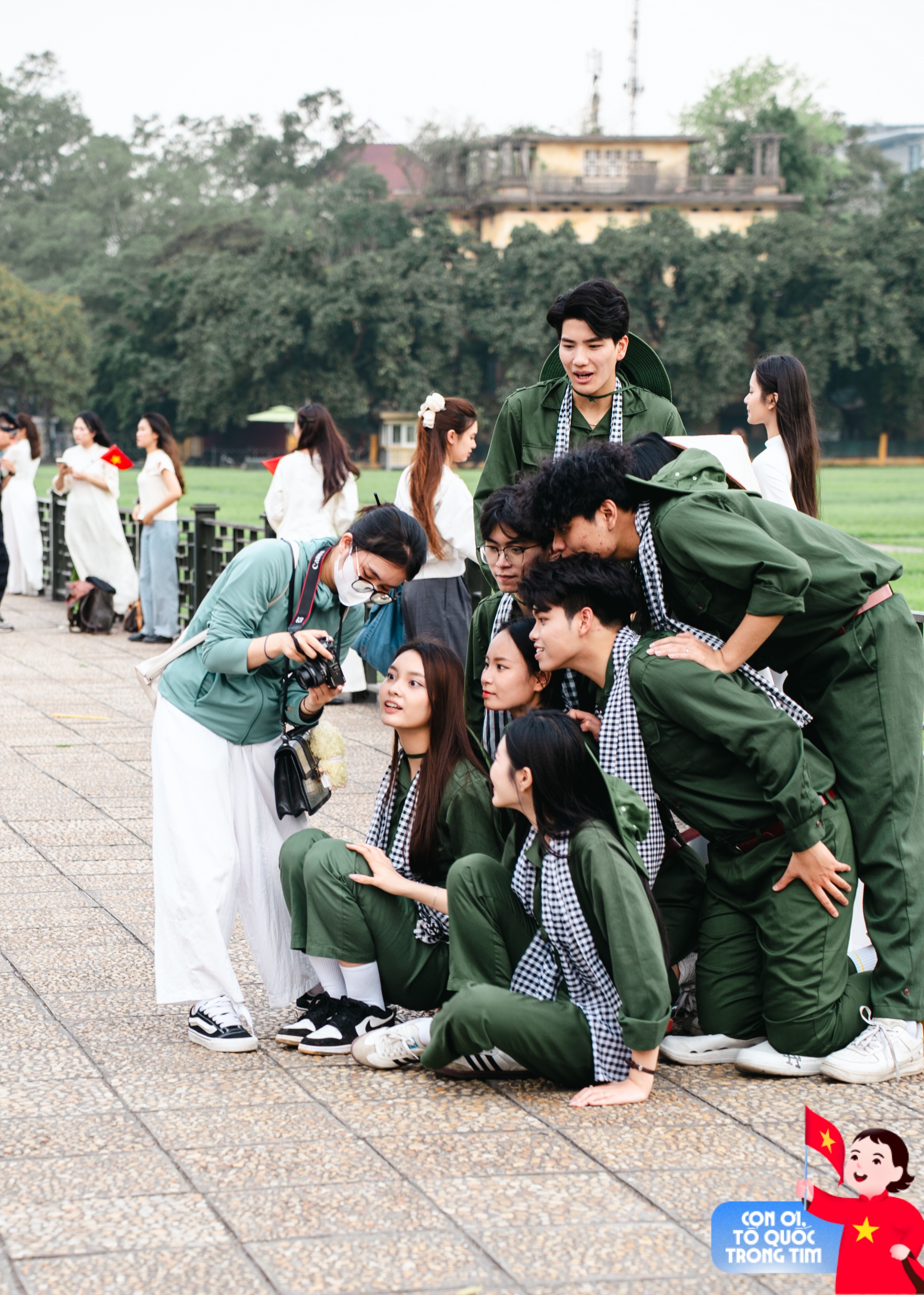 Lăng Bác rộn ràng những ngày tháng Tư lịch sử: Trẻ con thích thú "cosplay" chú bộ đội, người lớn xúng xính áo dài check-in bên lá cờ Tổ quốc!- Ảnh 12. Lăng Bác rộn ràng những ngày tháng Tư lịch sử: Trẻ con thích thú "cosplay" chú bộ đội, người lớn xúng xính áo dài check-in bên lá cờ Tổ quốc!- Ảnh 12.