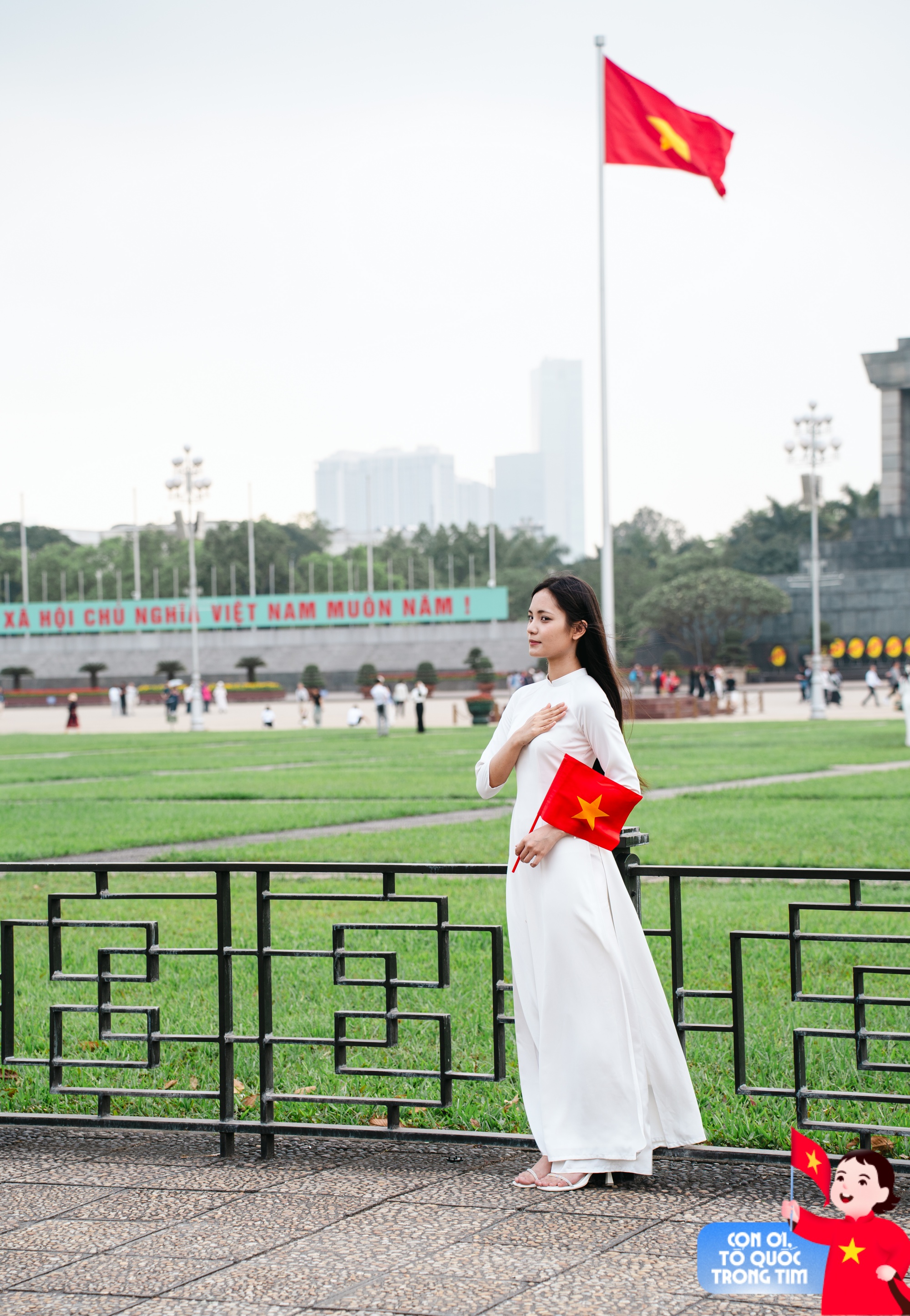 Lăng Bác rộn ràng những ngày tháng Tư lịch sử: Trẻ con thích thú "cosplay" chú bộ đội, người lớn xúng xính áo dài check-in bên lá cờ Tổ quốc!- Ảnh 14. Lăng Bác rộn ràng những ngày tháng Tư lịch sử: Trẻ con thích thú "cosplay" chú bộ đội, người lớn xúng xính áo dài check-in bên lá cờ Tổ quốc!- Ảnh 14.