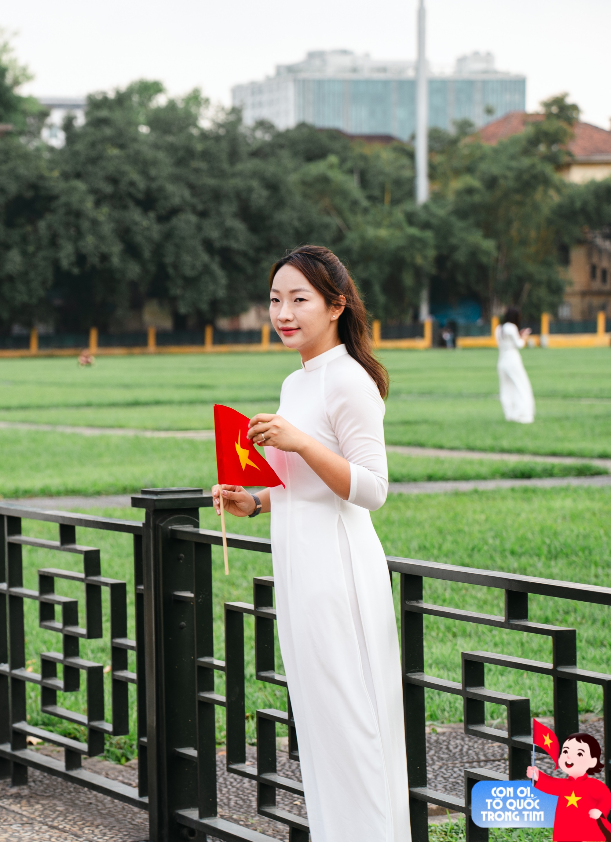 Lăng Bác rộn ràng những ngày tháng Tư lịch sử: Trẻ con thích thú "cosplay" chú bộ đội, người lớn xúng xính áo dài check-in bên lá cờ Tổ quốc!- Ảnh 15. Lăng Bác rộn ràng những ngày tháng Tư lịch sử: Trẻ con thích thú "cosplay" chú bộ đội, người lớn xúng xính áo dài check-in bên lá cờ Tổ quốc!- Ảnh 15.