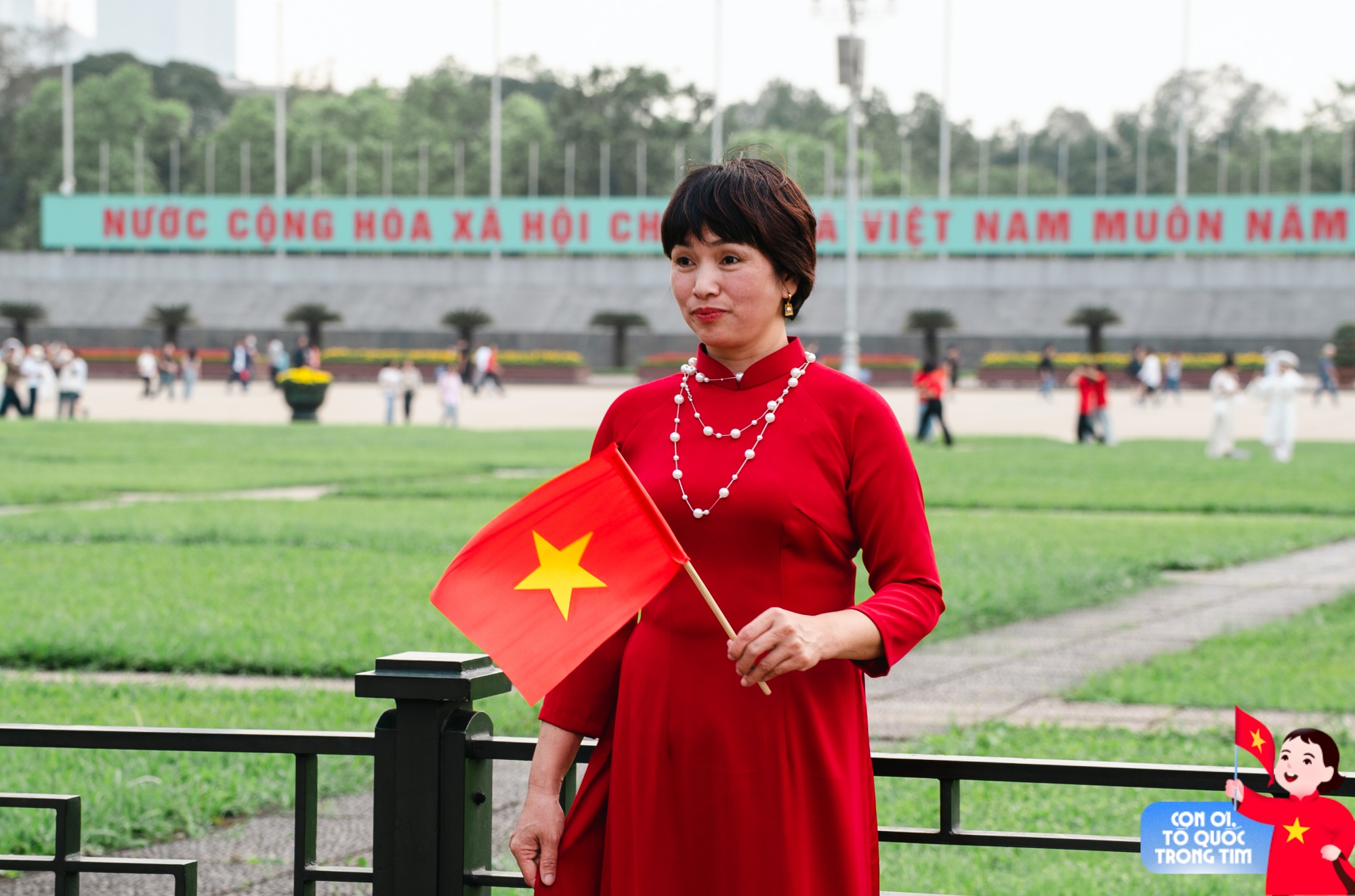 Lăng Bác rộn ràng những ngày tháng Tư lịch sử: Trẻ con thích thú "cosplay" chú bộ đội, người lớn xúng xính áo dài check-in bên lá cờ Tổ quốc!- Ảnh 13. Lăng Bác rộn ràng những ngày tháng Tư lịch sử: Trẻ con thích thú "cosplay" chú bộ đội, người lớn xúng xính áo dài check-in bên lá cờ Tổ quốc!- Ảnh 13.