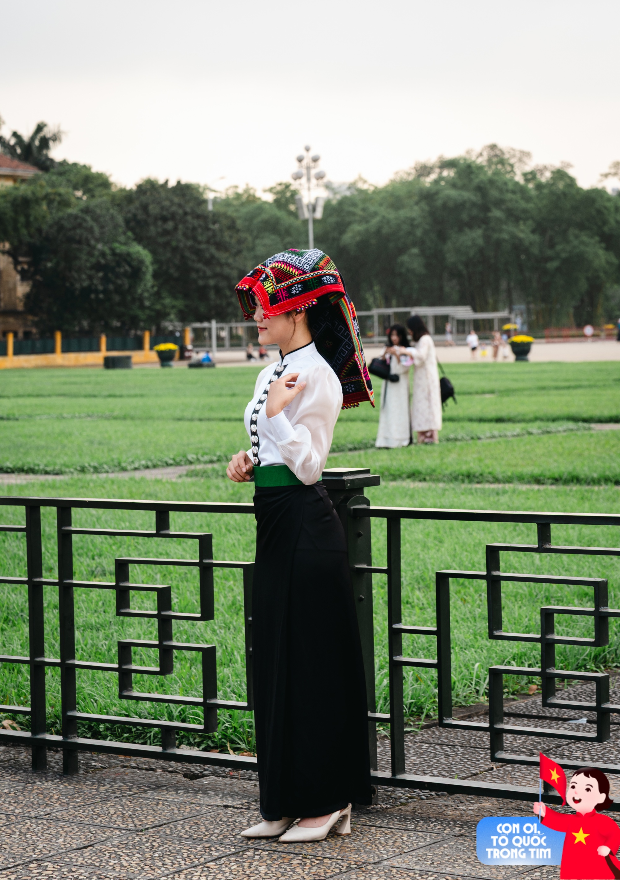 Lăng Bác rộn ràng những ngày tháng Tư lịch sử: Trẻ con thích thú "cosplay" chú bộ đội, người lớn xúng xính áo dài check-in bên lá cờ Tổ quốc!- Ảnh 18. Lăng Bác rộn ràng những ngày tháng Tư lịch sử: Trẻ con thích thú "cosplay" chú bộ đội, người lớn xúng xính áo dài check-in bên lá cờ Tổ quốc!- Ảnh 18.
