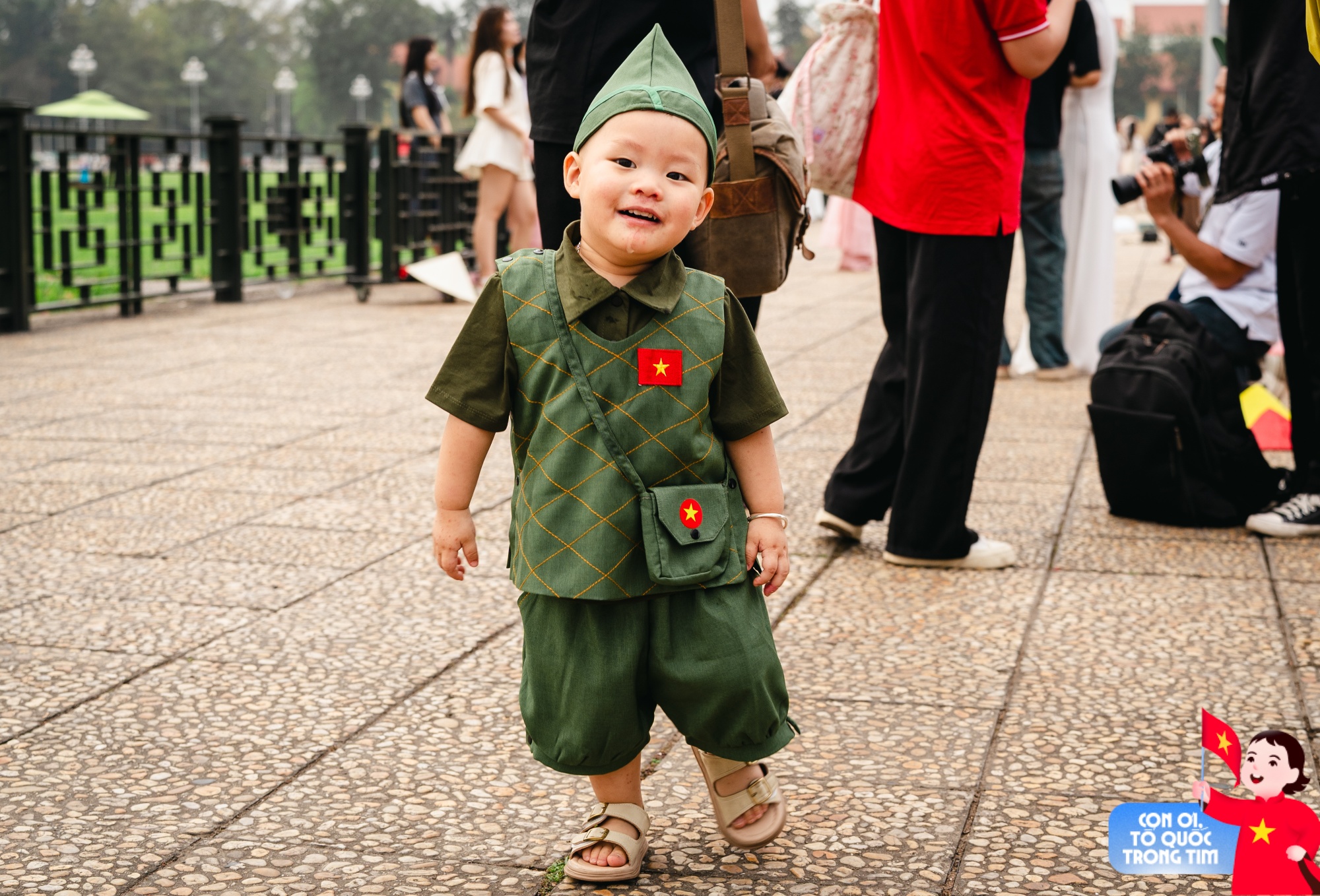 Lăng Bác rộn ràng những ngày tháng Tư lịch sử: Trẻ con thích thú "cosplay" chú bộ đội, người lớn xúng xính áo dài check-in bên lá cờ Tổ quốc!- Ảnh 4. Lăng Bác rộn ràng những ngày tháng Tư lịch sử: Trẻ con thích thú "cosplay" chú bộ đội, người lớn xúng xính áo dài check-in bên lá cờ Tổ quốc!- Ảnh 4.
