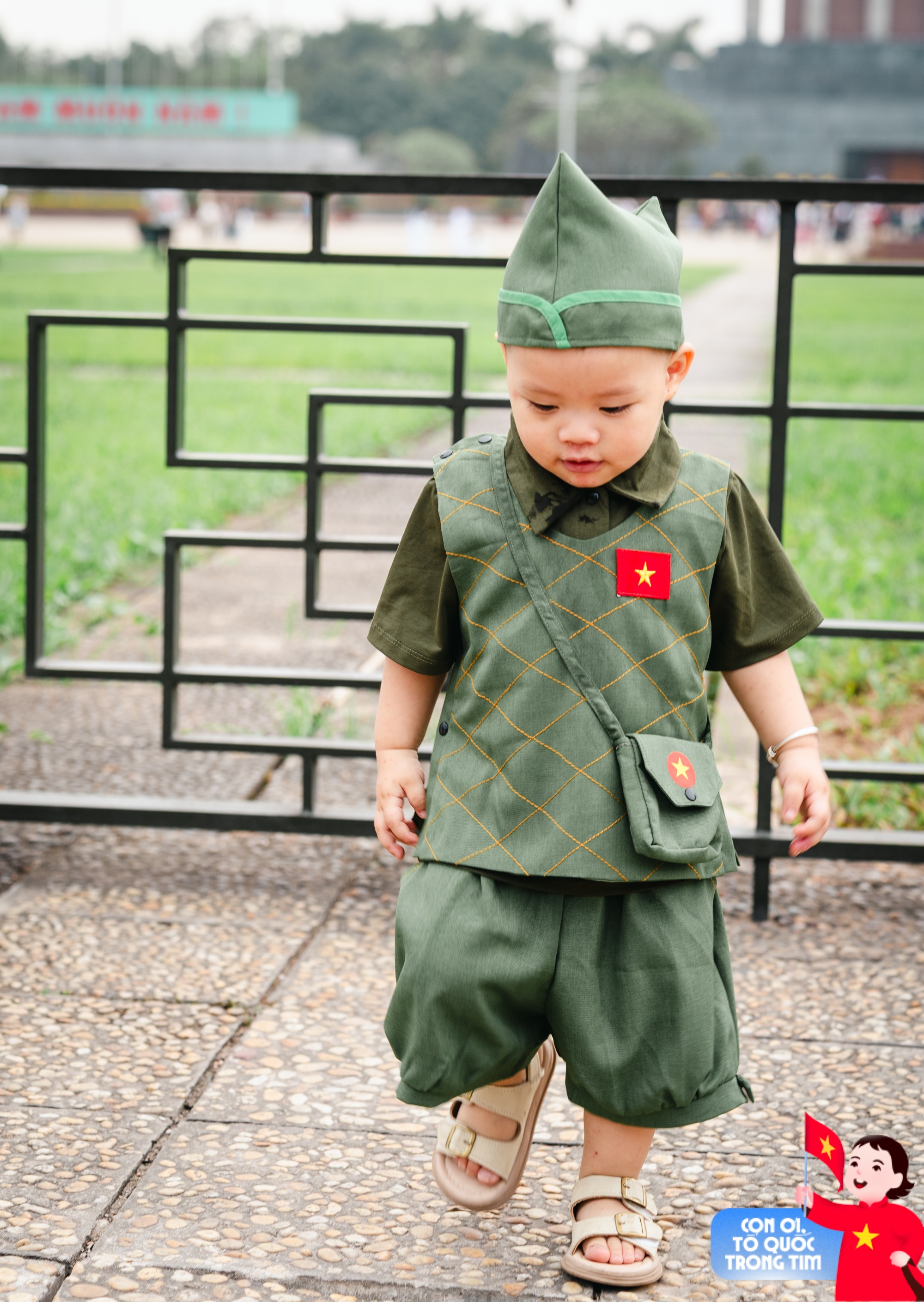 Lăng Bác rộn ràng những ngày tháng Tư lịch sử: Trẻ con thích thú "cosplay" chú bộ đội, người lớn xúng xính áo dài check-in bên lá cờ Tổ quốc!- Ảnh 5. Lăng Bác rộn ràng những ngày tháng Tư lịch sử: Trẻ con thích thú "cosplay" chú bộ đội, người lớn xúng xính áo dài check-in bên lá cờ Tổ quốc!- Ảnh 5.