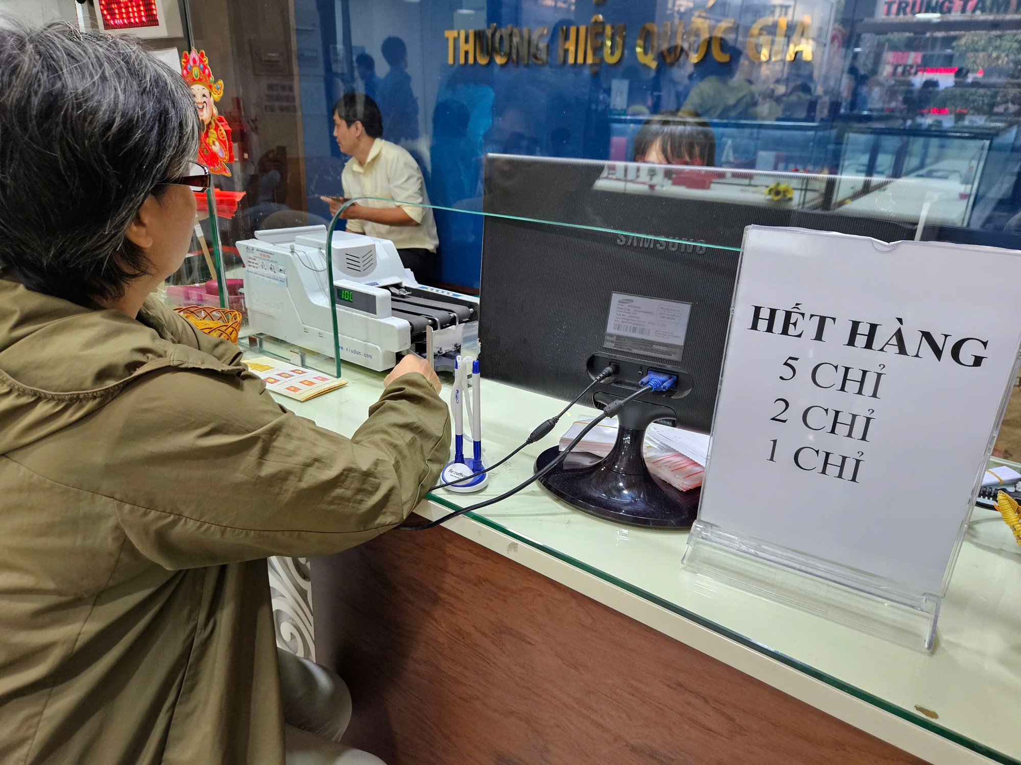 Thị trường vàng căng thẳng vì nguồn cung khan hiếm- Ảnh 1.