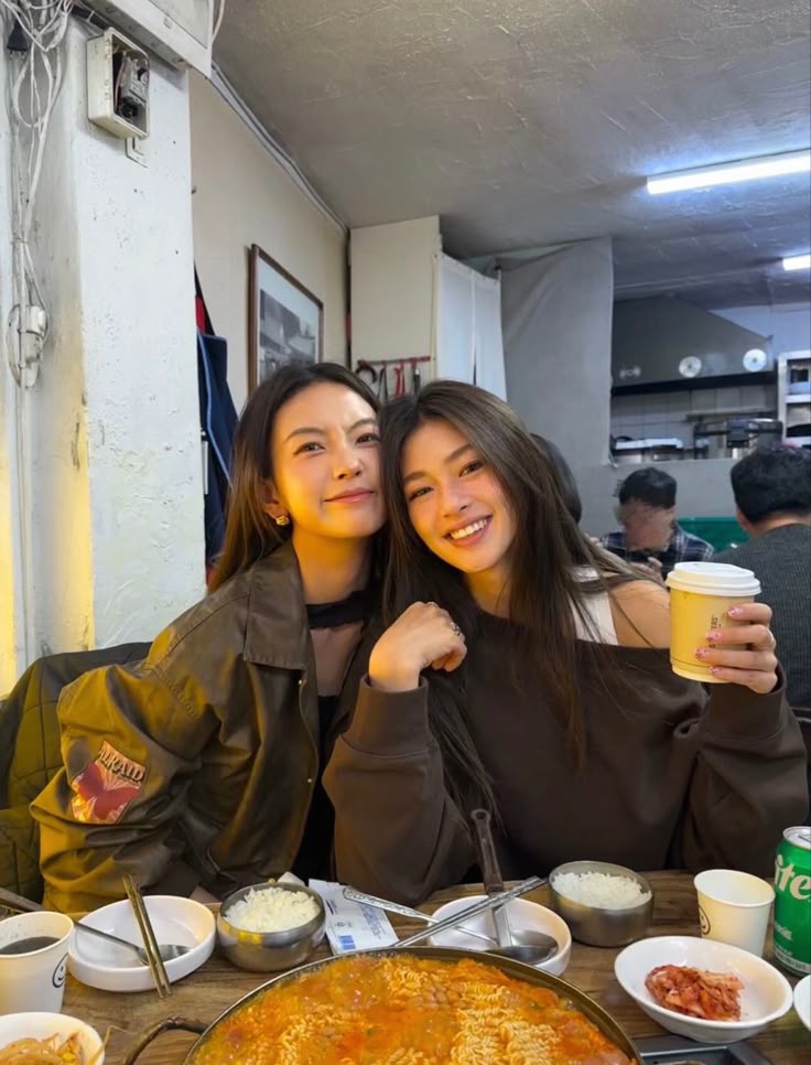 Nhìn lại hóa đơn cả tháng, cô bạn tôi 