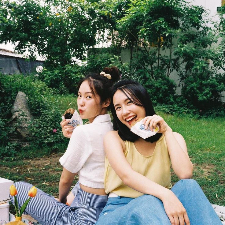 Nhìn lại hóa đơn cả tháng, cô bạn tôi 