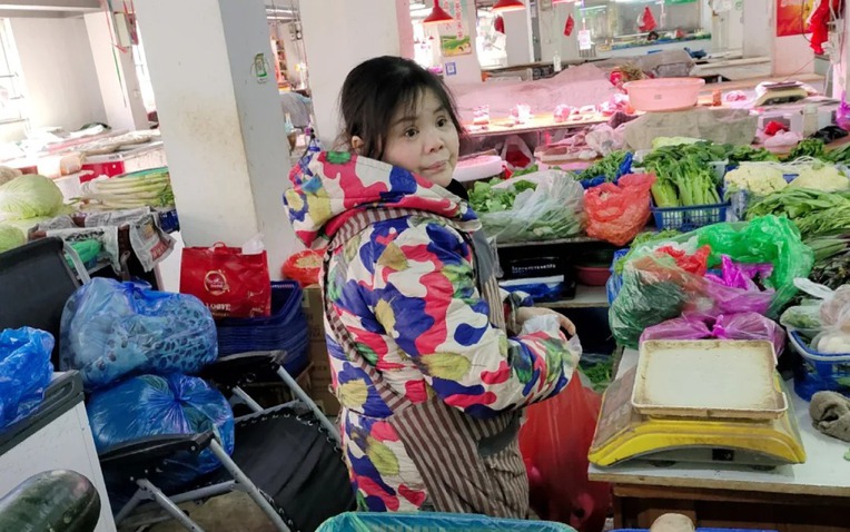 Theo chân người phụ nữ bán rau ở chợ về đến nhà, choáng váng vì cuộc sống thật: "Phú bà" cũng chỉ đến thế!- Ảnh 1. Theo chân người phụ nữ bán rau ở chợ về đến nhà, choáng váng vì cuộc sống thật: "Phú bà" cũng chỉ đến thế!- Ảnh 1.