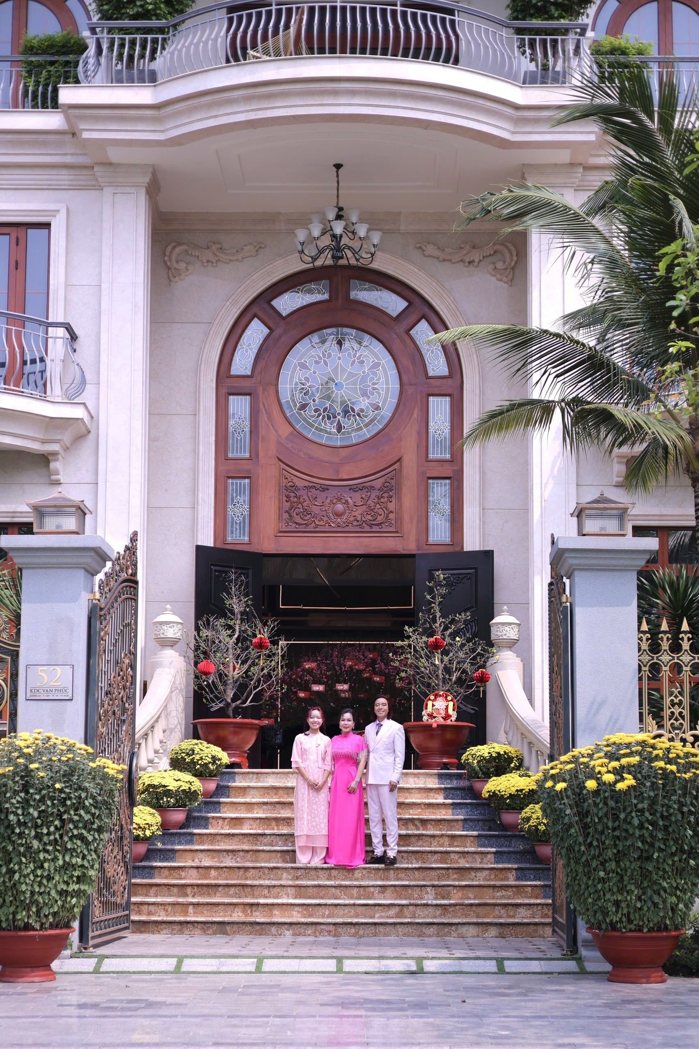 Nữ nghệ sĩ sở hữu nhà mặt tiền 240 tỷ ở TP.HCM, 1 showroom, 7 cửa hàng, viên mãn bên chồng thứ 2- Ảnh 5. Nữ nghệ sĩ sở hữu nhà mặt tiền 240 tỷ ở TP.HCM, 1 showroom, 7 cửa hàng, viên mãn bên chồng thứ 2- Ảnh 5.