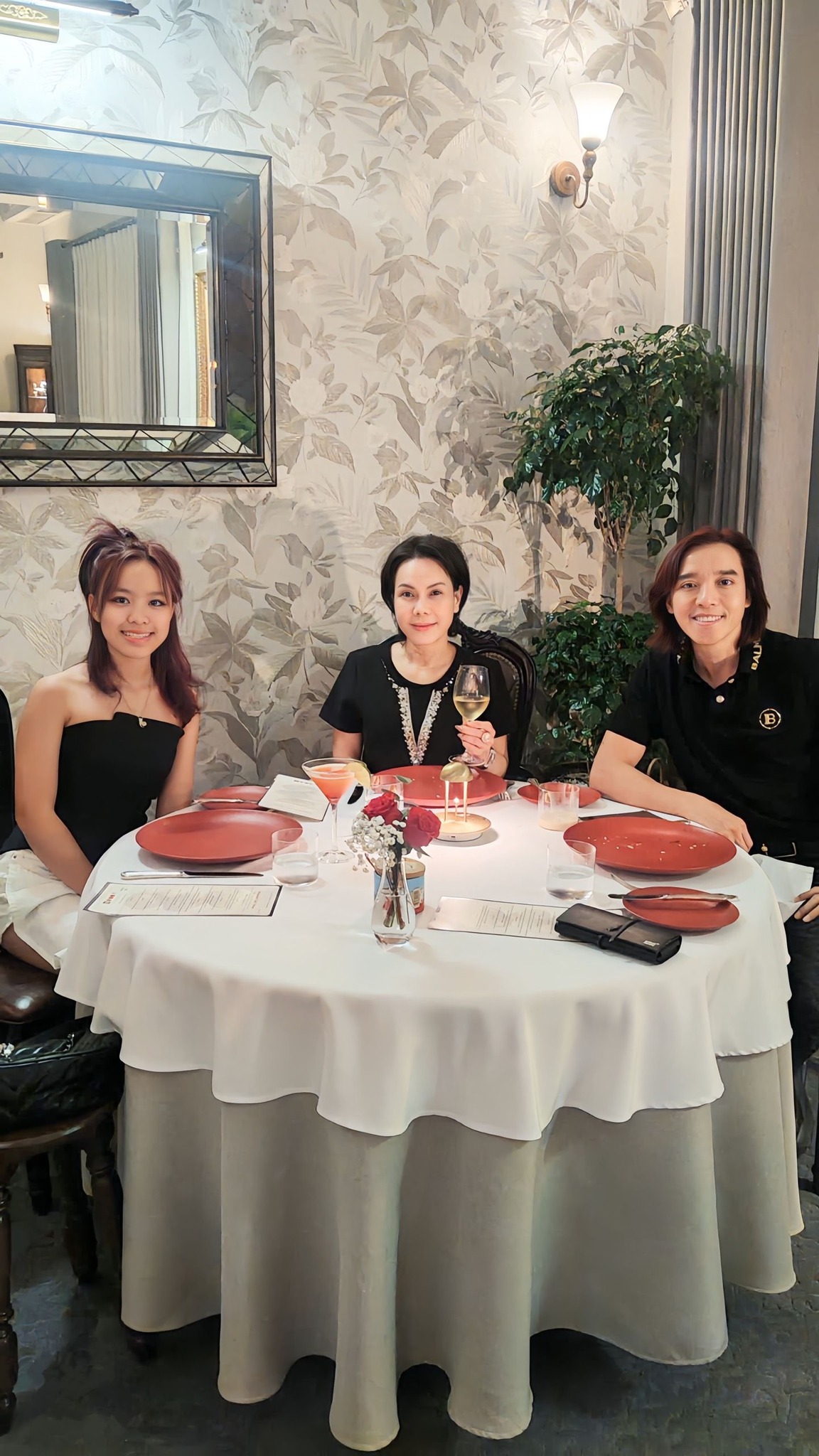 Nữ nghệ sĩ sở hữu nhà mặt tiền 240 tỷ ở TP.HCM, 1 showroom, 7 cửa hàng, viên mãn bên chồng thứ 2- Ảnh 4. Nữ nghệ sĩ sở hữu nhà mặt tiền 240 tỷ ở TP.HCM, 1 showroom, 7 cửa hàng, viên mãn bên chồng thứ 2- Ảnh 4.