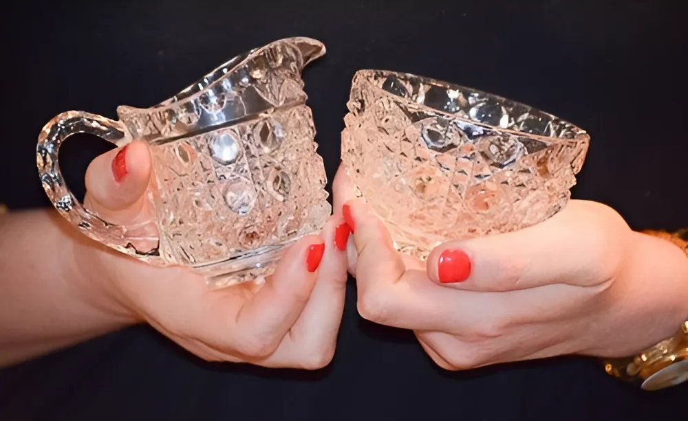 Cốc thủy tinh chứa chì là 