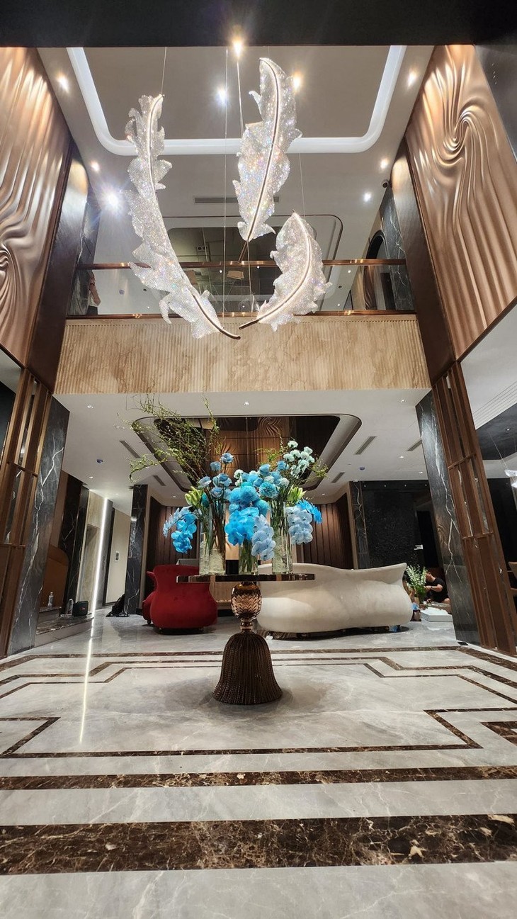 Nữ nghệ sĩ sở hữu nhà mặt tiền 240 tỷ ở TP.HCM, 1 showroom, 7 cửa hàng, viên mãn bên chồng thứ 2- Ảnh 9. Nữ nghệ sĩ sở hữu nhà mặt tiền 240 tỷ ở TP.HCM, 1 showroom, 7 cửa hàng, viên mãn bên chồng thứ 2- Ảnh 9.