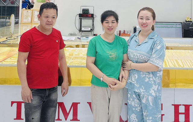 Mang 40 chỉ vàng đi bán, đôi vợ chồng ở Thái Nguyên làm một việc khiến chủ tiệm “cúi đầu cảm tạ”- Ảnh 1. Mang 40 chỉ vàng đi bán, đôi vợ chồng ở Thái Nguyên làm một việc khiến chủ tiệm “cúi đầu cảm tạ”- Ảnh 1.