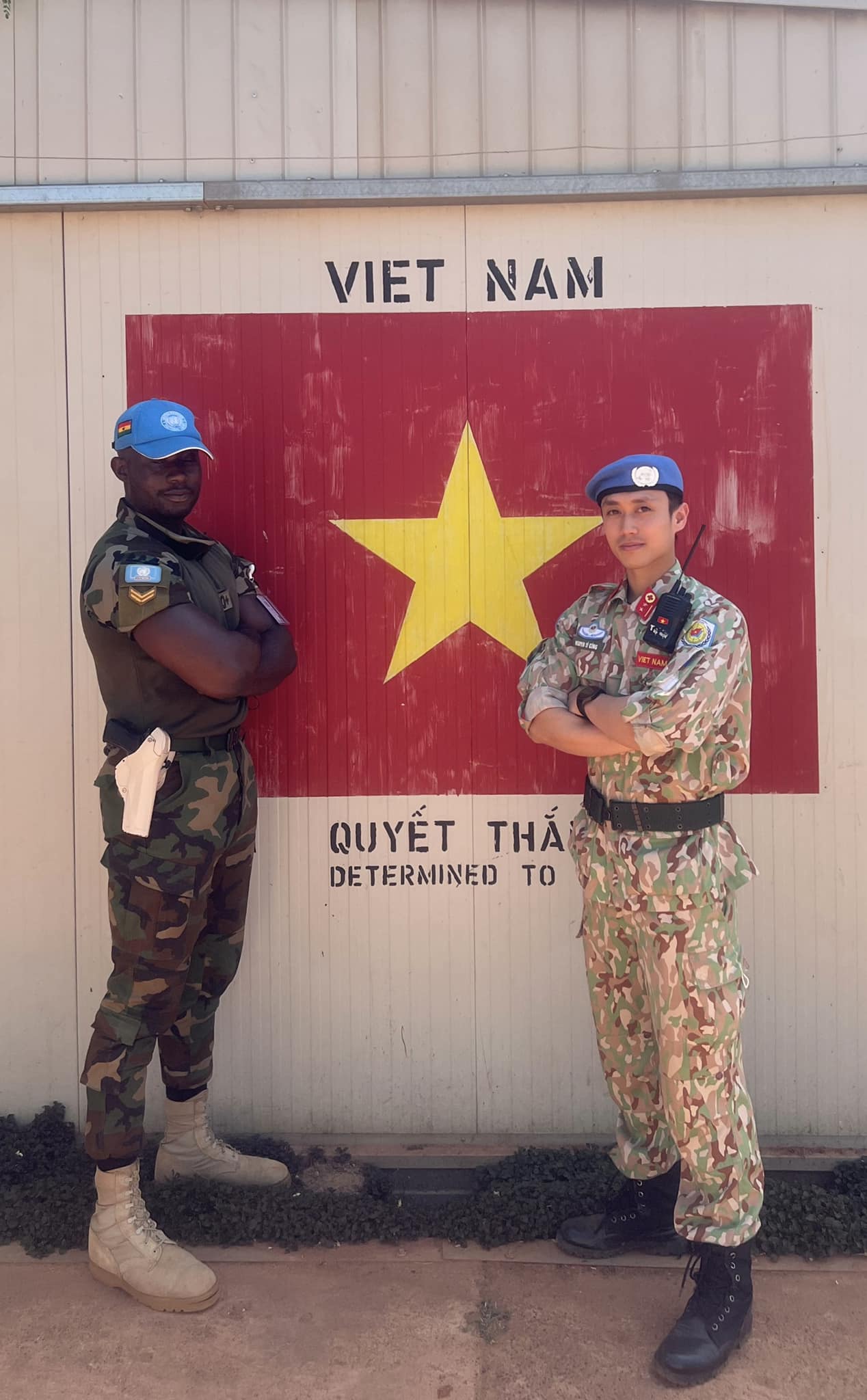 Chàng quân nhân mũ nồi xanh gìn giữ hòa bình ở châu Phi gây sốt MXH: Đừng gọi tôi là hậu duệ mặt trời, chúng tôi là bộ đội cụ Hồ thời đại mới!- Ảnh 2. Chàng quân nhân mũ nồi xanh gìn giữ hòa bình ở châu Phi gây sốt MXH: Đừng gọi tôi là hậu duệ mặt trời, chúng tôi là bộ đội cụ Hồ thời đại mới!- Ảnh 2.