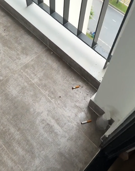 Chuyện chỉ có ở chung cư: Ra ban công hóng gió mà ngỡ lạc vào... WC công cộng, hàng xóm thế này đúng 