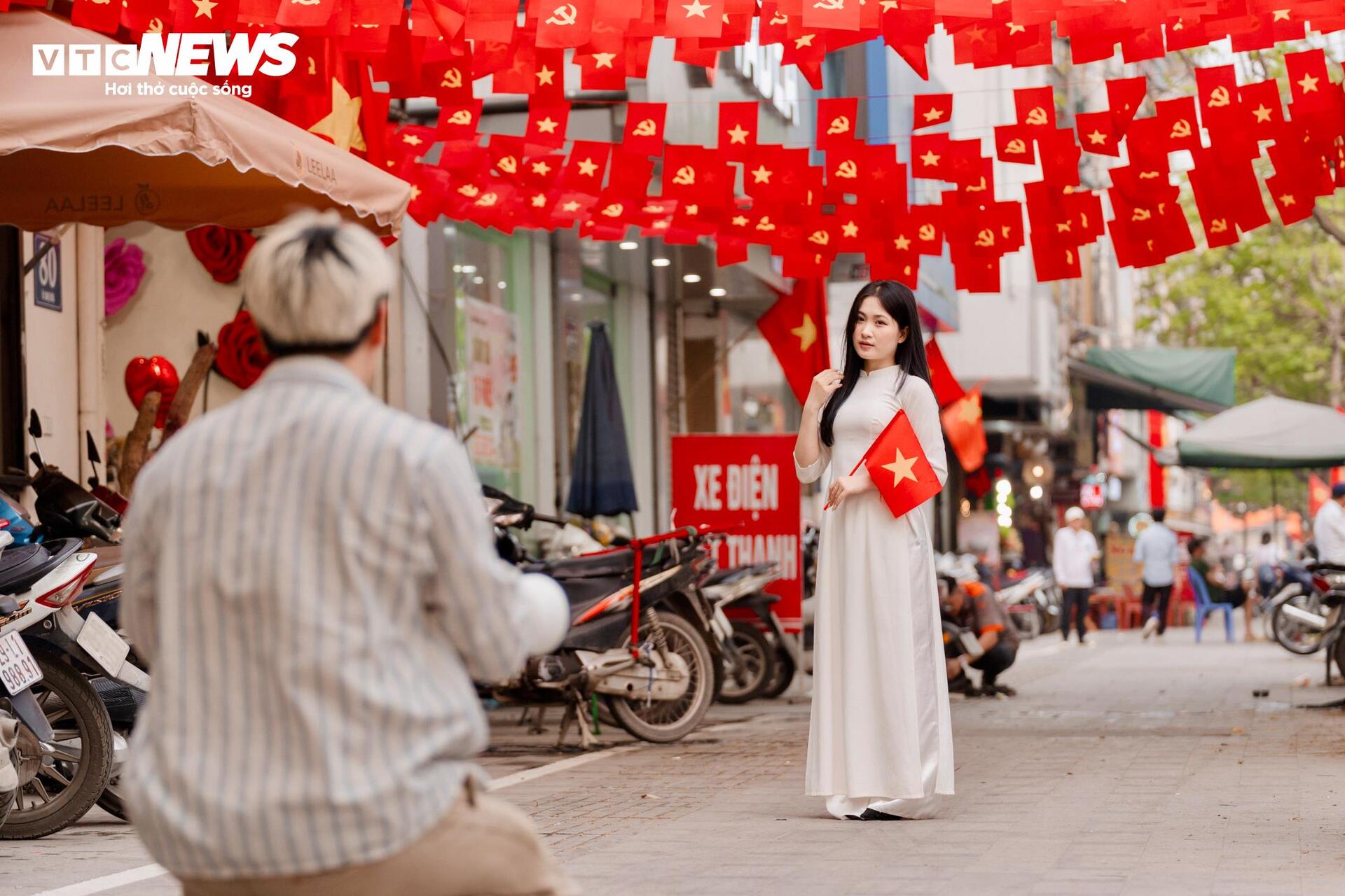 Cờ Tổ quốc nhuộm thắm từng góc phố, toà nhà những ngày tháng Tư lịch sử- Ảnh 18.