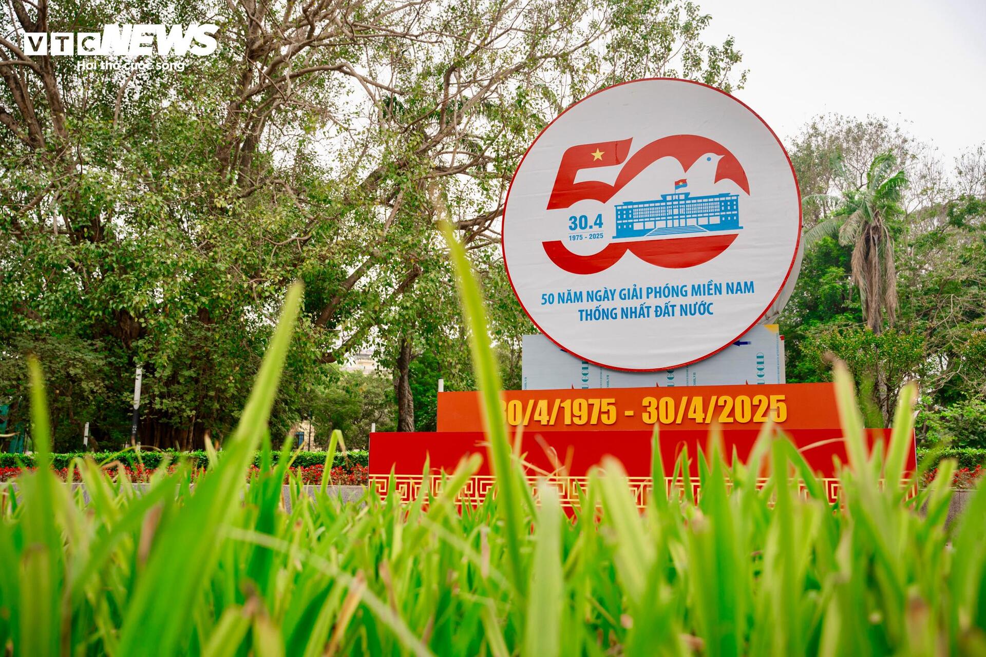 Cờ Tổ quốc nhuộm thắm từng góc phố, toà nhà những ngày tháng Tư lịch sử- Ảnh 11.