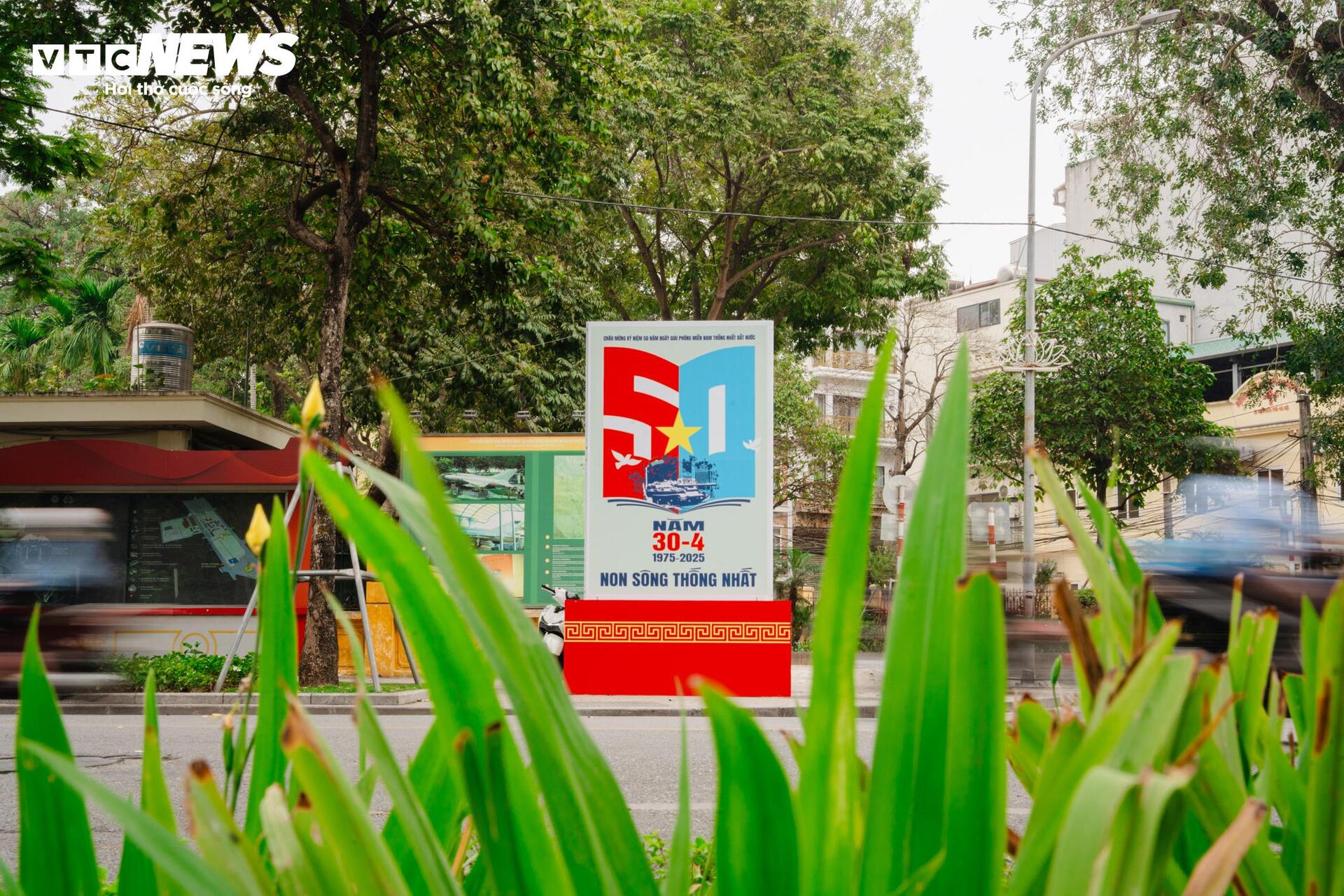 Cờ Tổ quốc nhuộm thắm từng góc phố, toà nhà những ngày tháng Tư lịch sử- Ảnh 14.