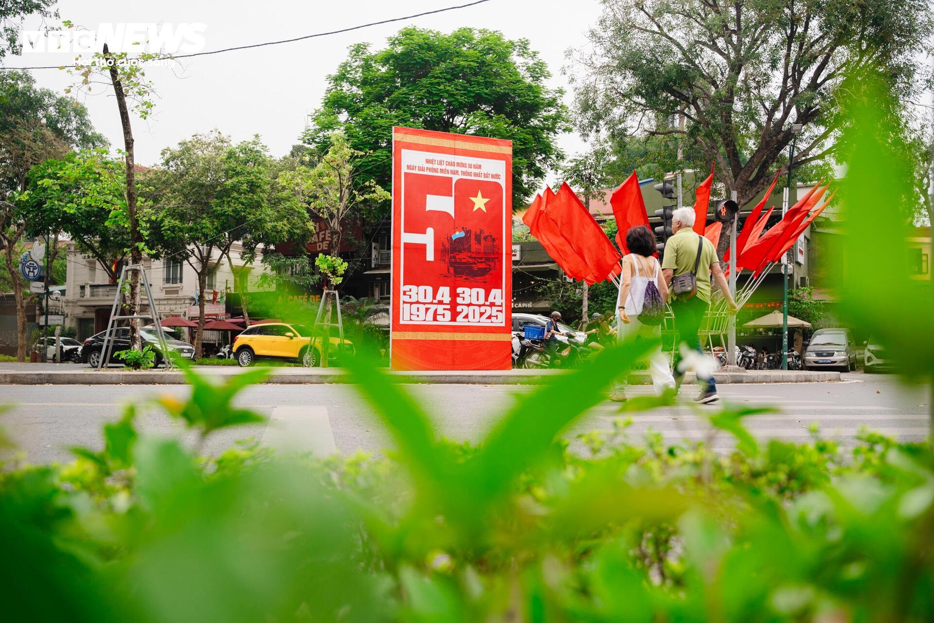 Cờ Tổ quốc nhuộm thắm từng góc phố, toà nhà những ngày tháng Tư lịch sử- Ảnh 15.