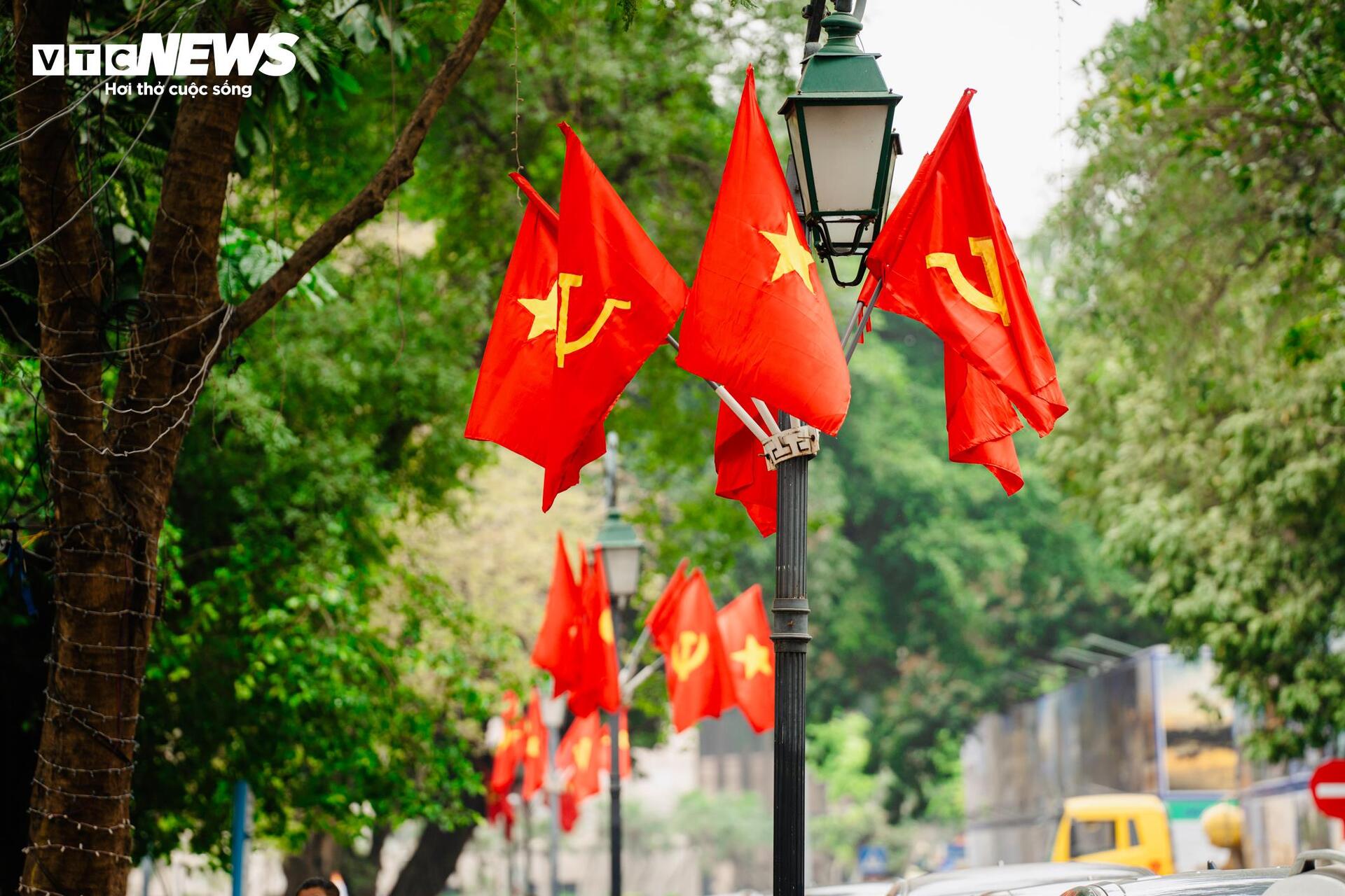 Cờ Tổ quốc nhuộm thắm từng góc phố, toà nhà những ngày tháng Tư lịch sử- Ảnh 17.